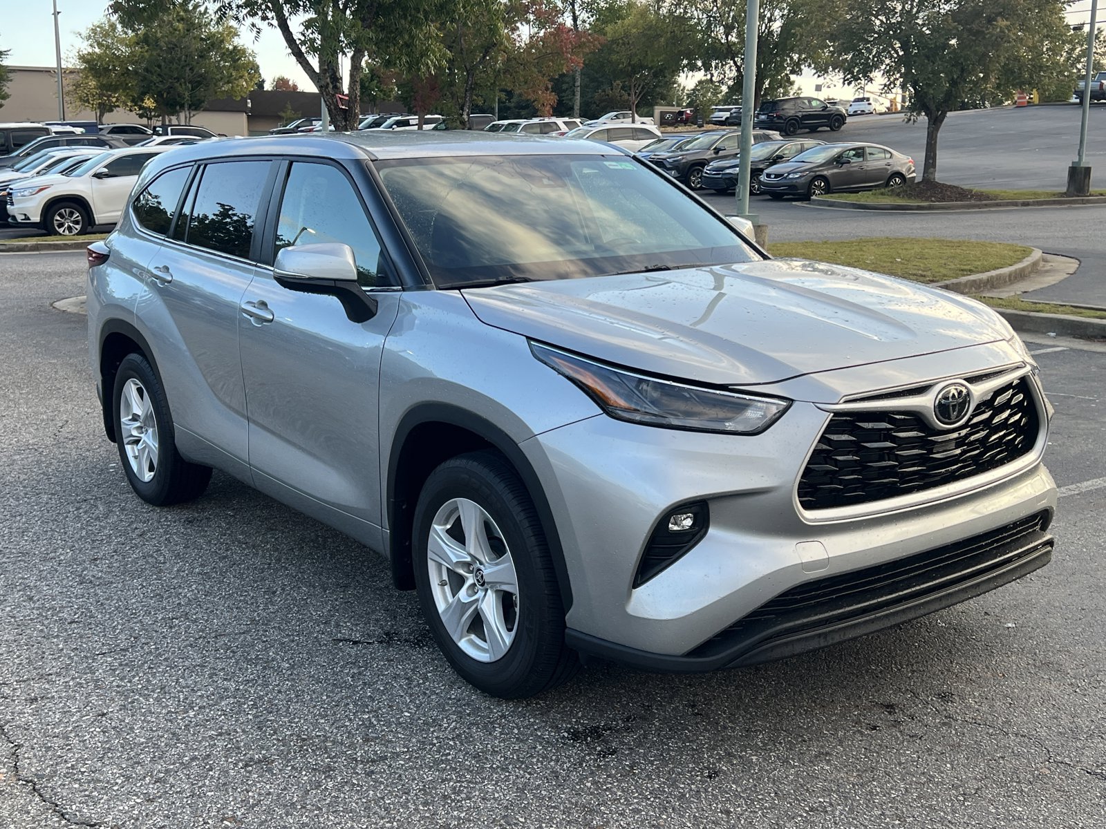 2024 Toyota Highlander LE photo 3