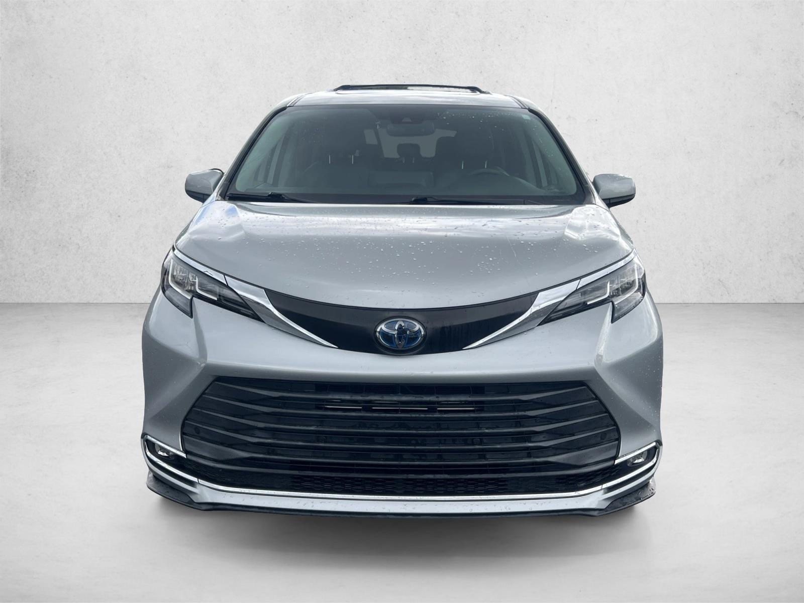 2021 Toyota Sienna XLE photo 2