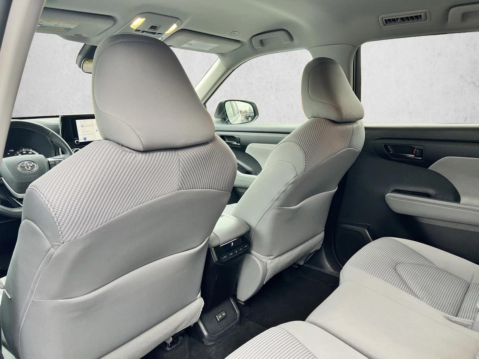 2024 Toyota Highlander LE - Photo 17