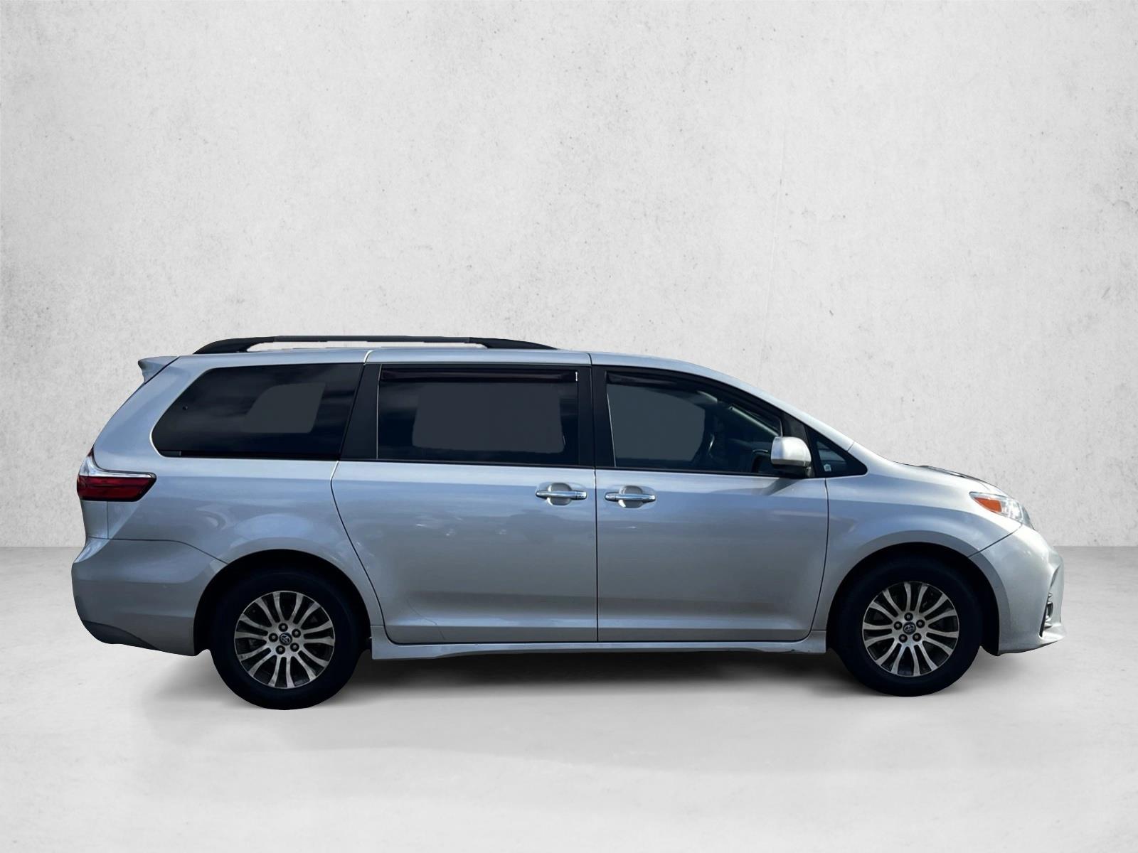 2019 Toyota Sienna XLE photo 3