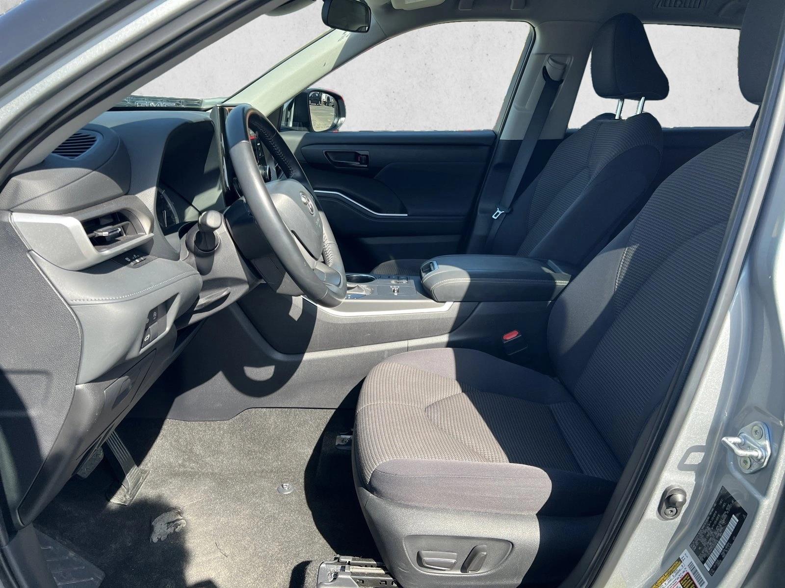 2025 Toyota Highlander LE - Photo 10