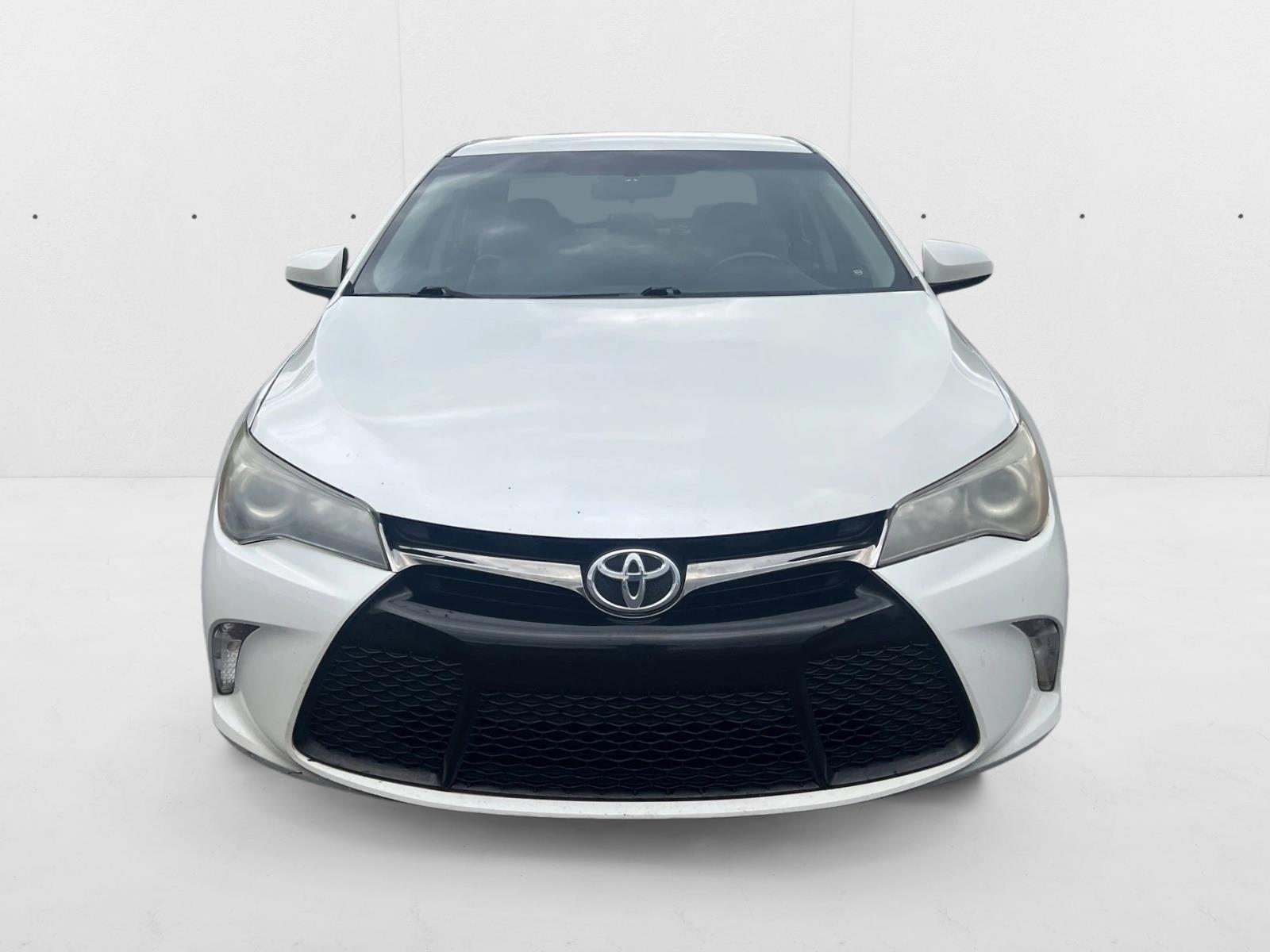 2016 Toyota Camry SE photo 2