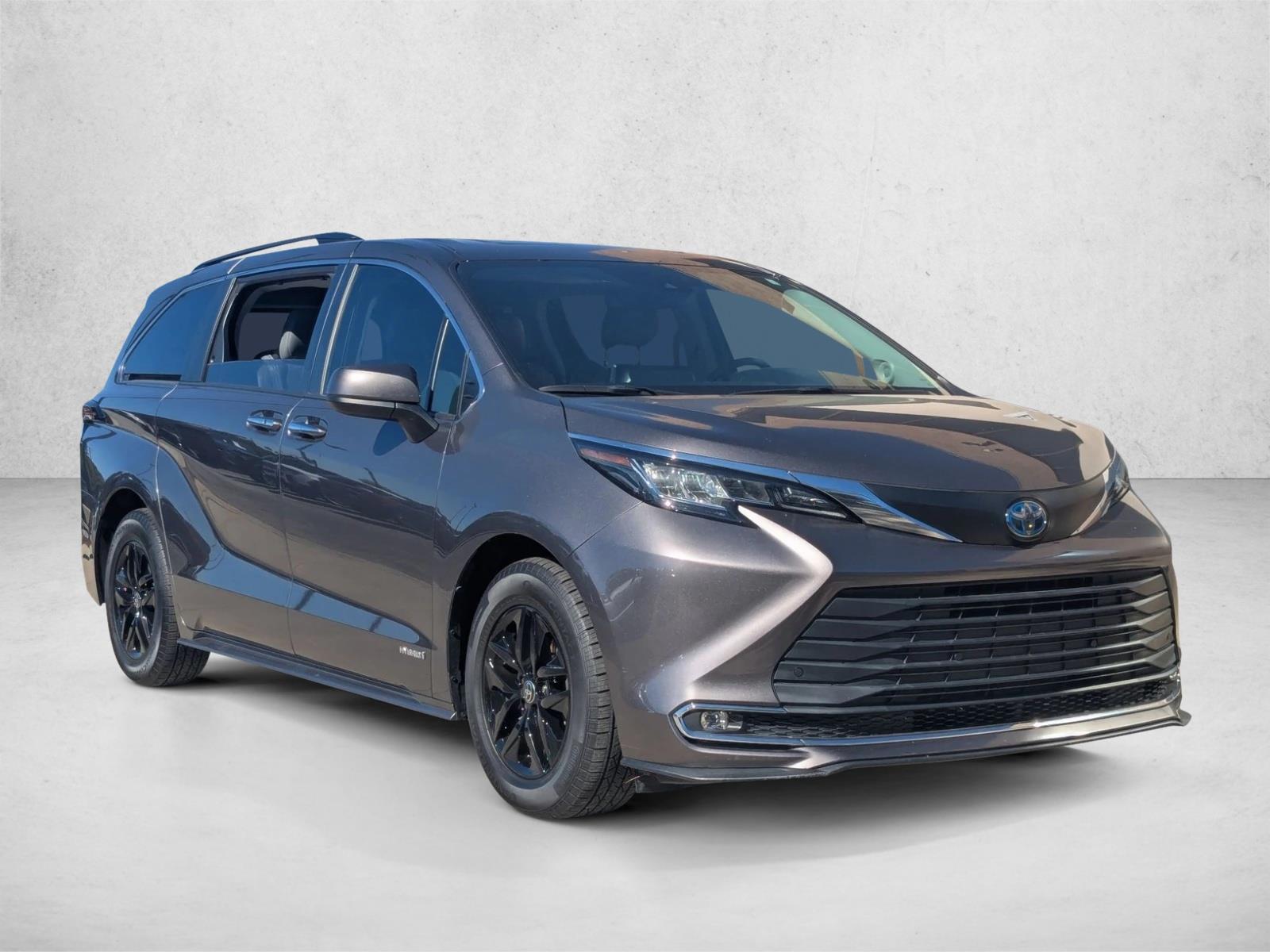 2021 Toyota Sienna XLE photo 3