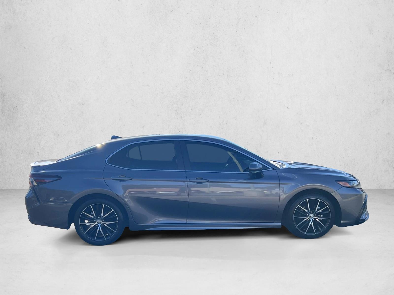 2022 Toyota Camry SE photo 4