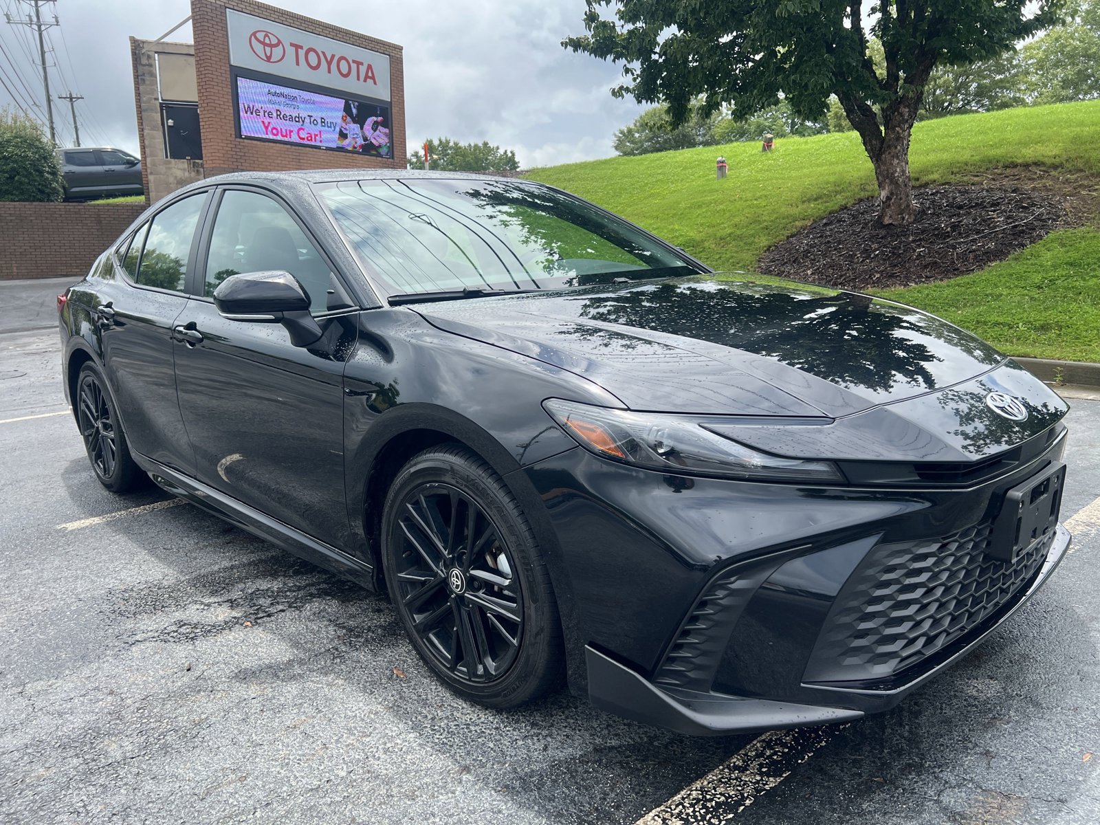 2025 Toyota Camry SE photo 3