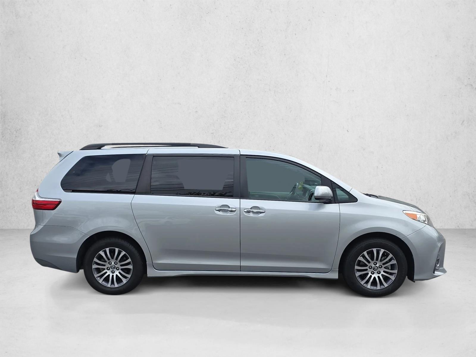 2019 Toyota Sienna XLE photo 4