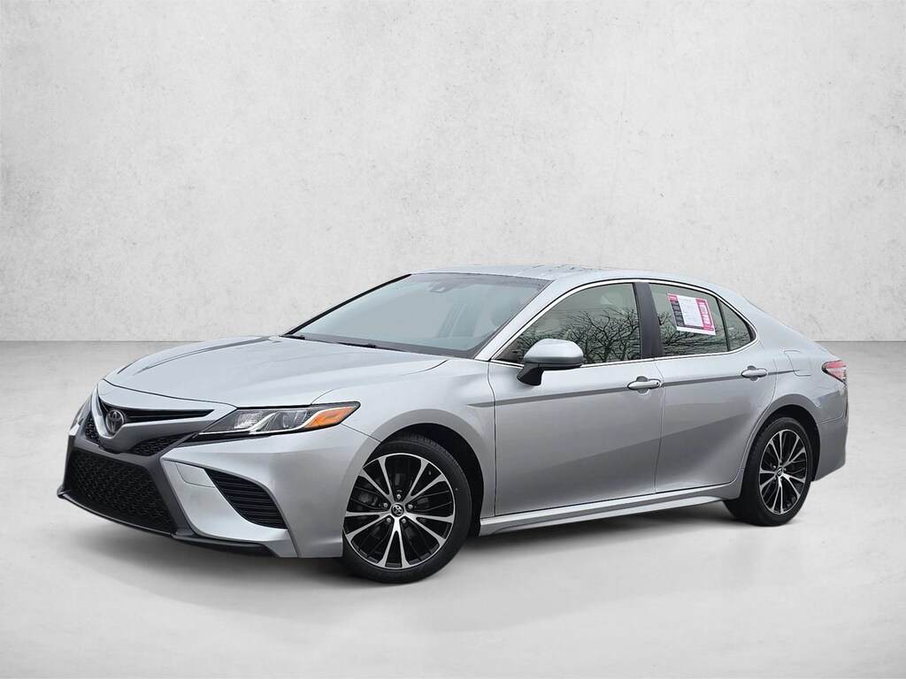 Used 2018 Toyota Camry SE Sedan