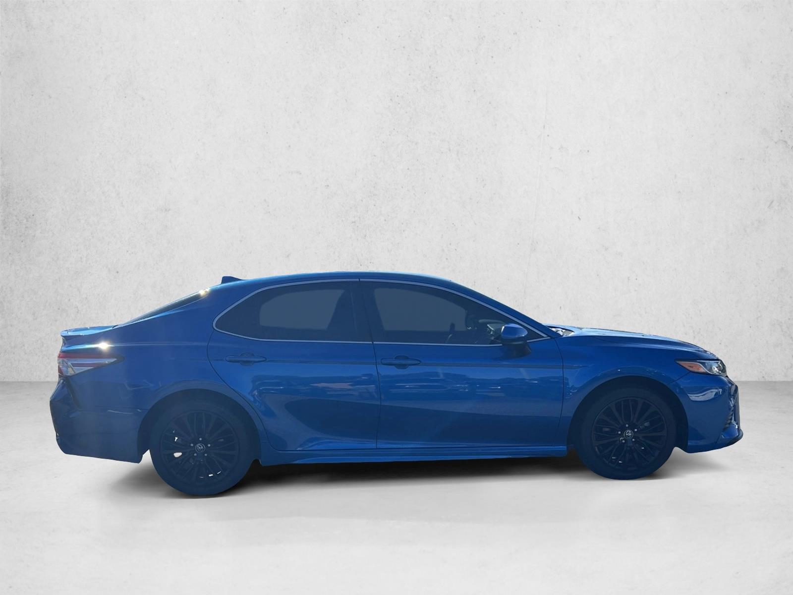 2020 Toyota Camry SE photo 4