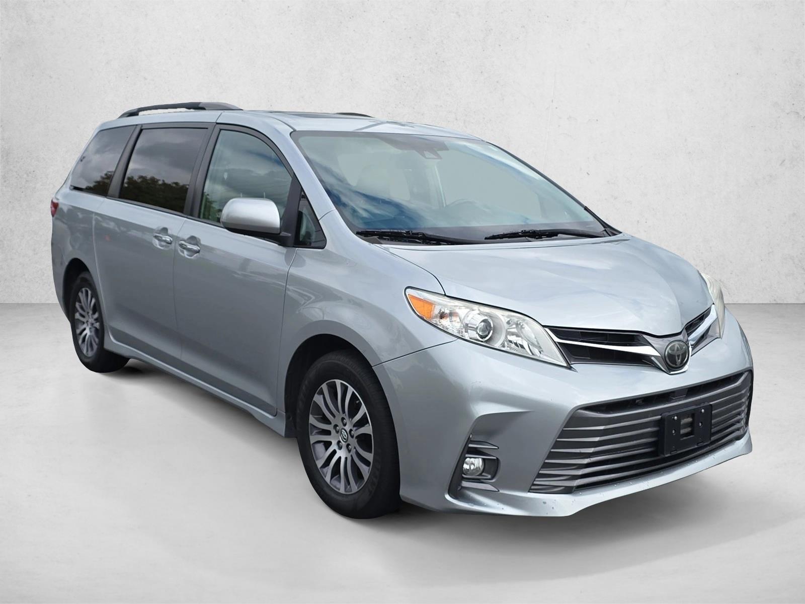 2019 Toyota Sienna XLE photo 3