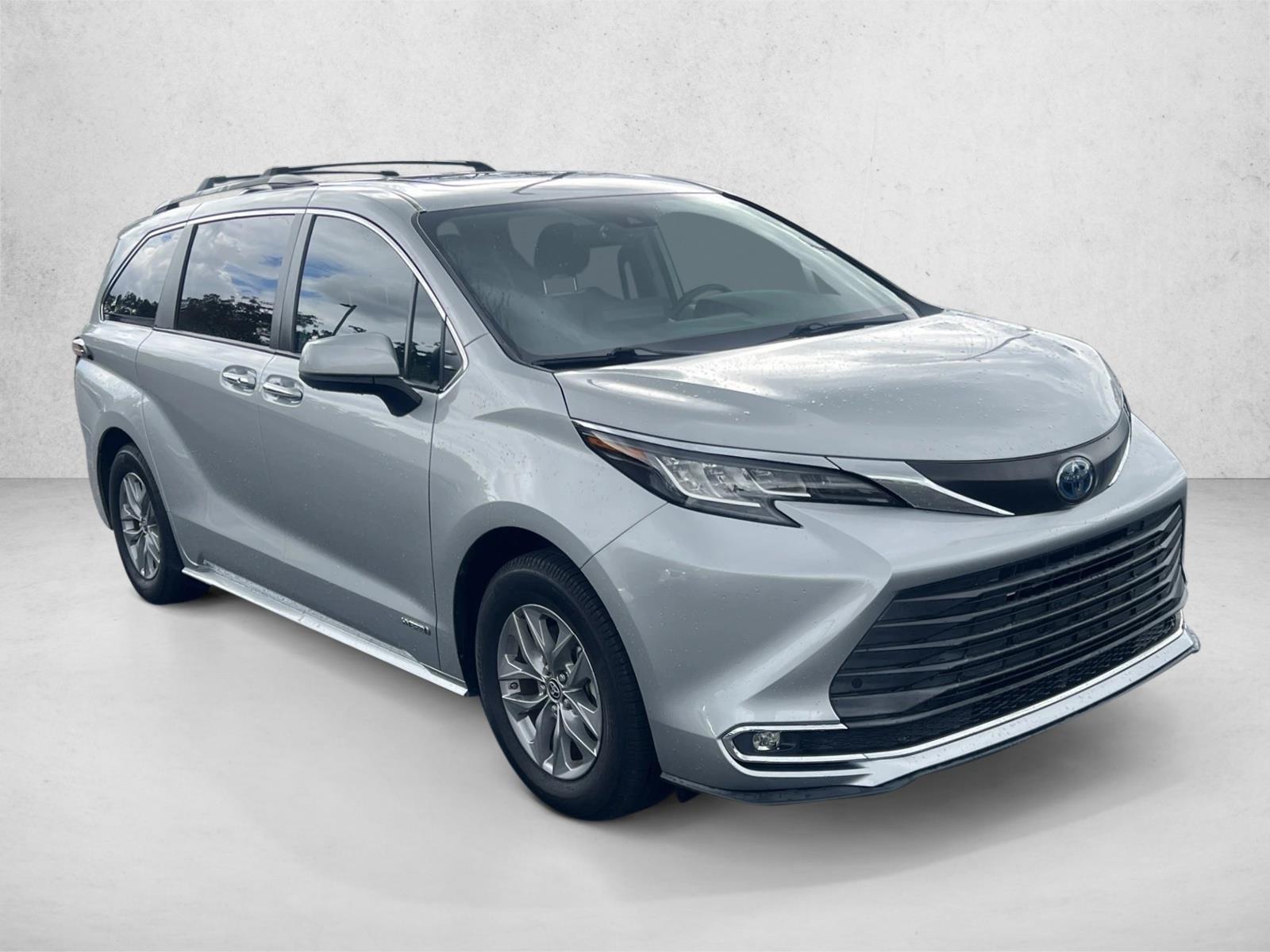 2021 Toyota Sienna XLE photo 3