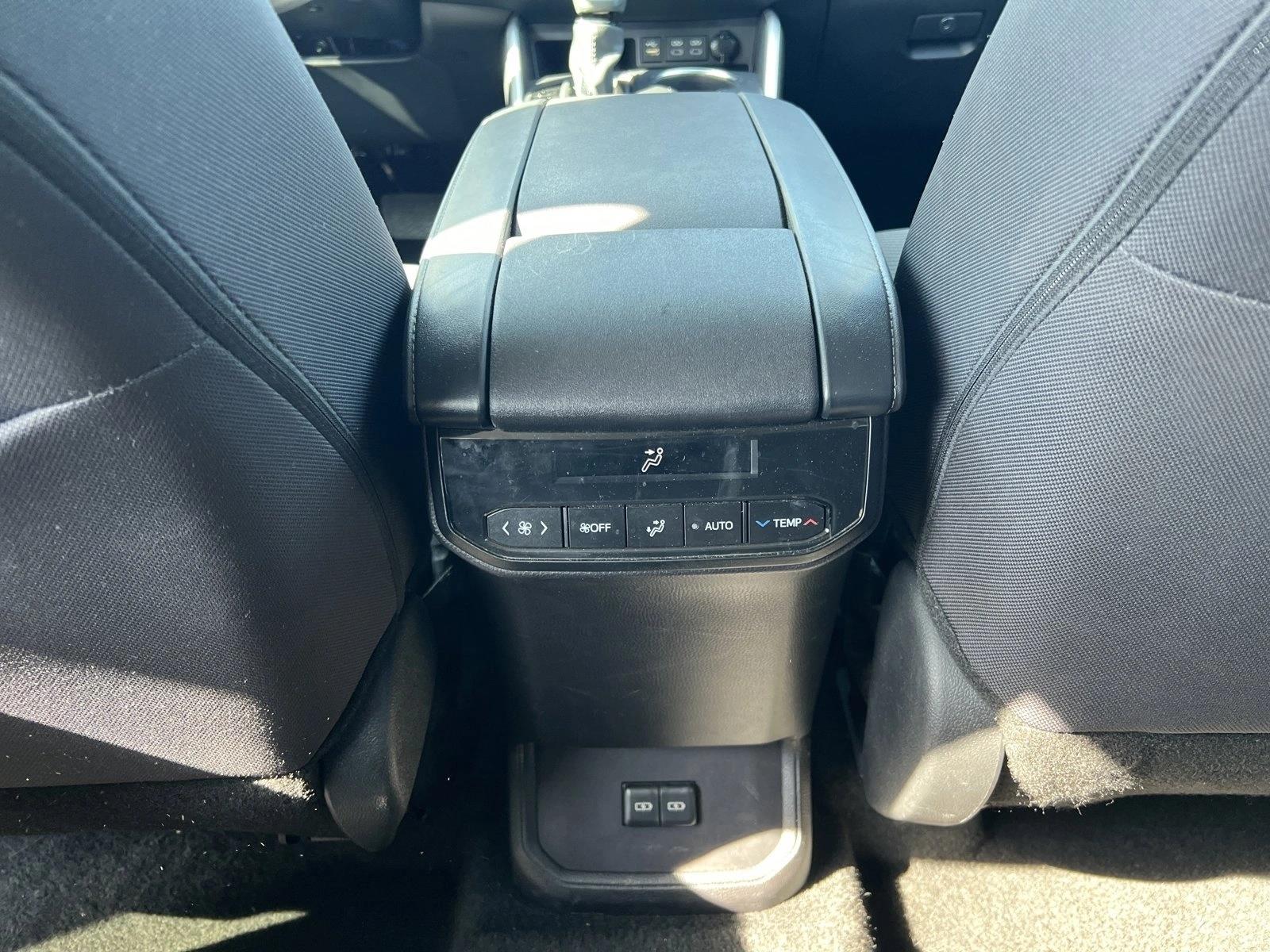 2025 Toyota Highlander LE - Photo 18