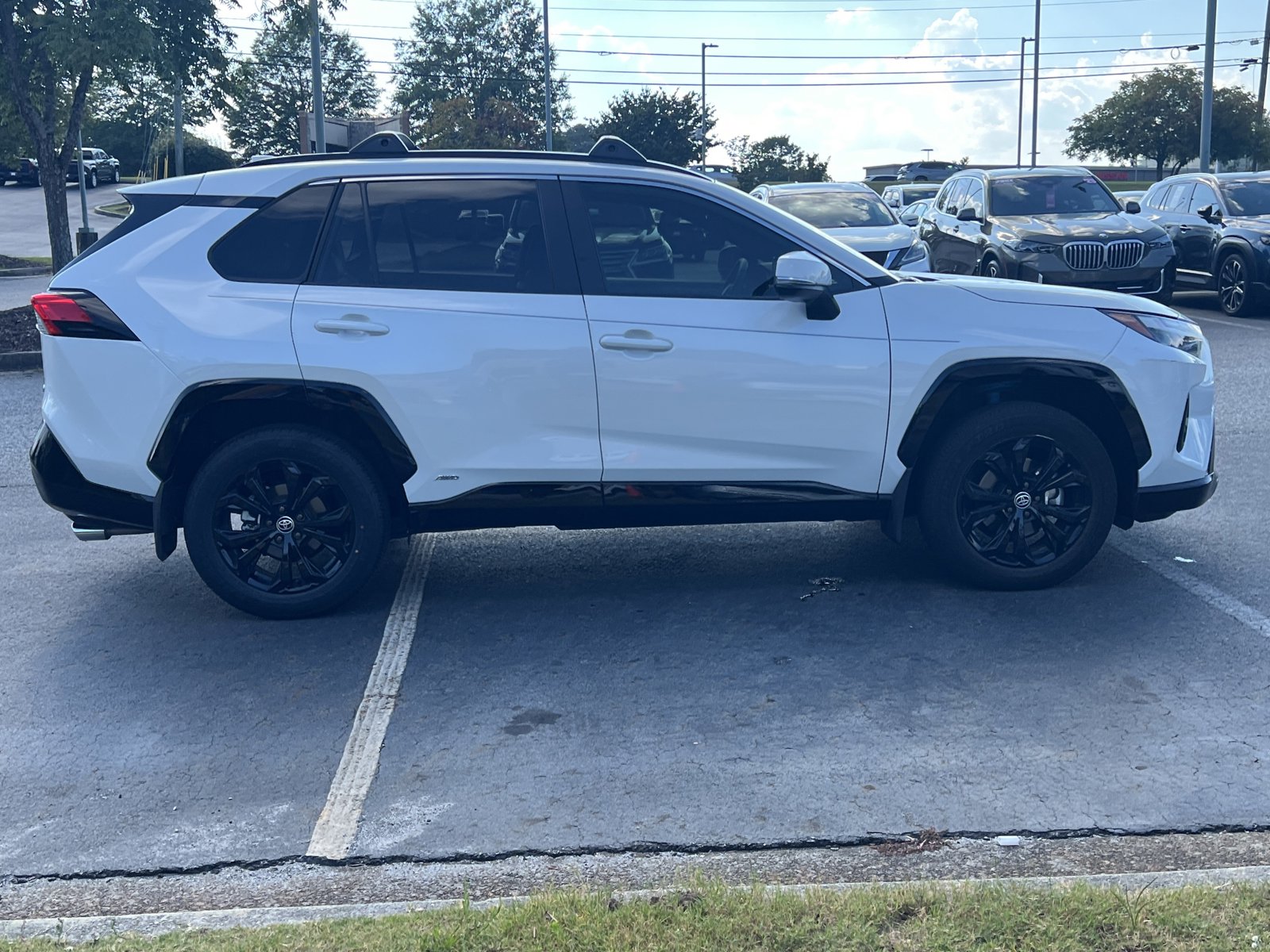 2022 Toyota RAV4 Hybrid SE photo 4