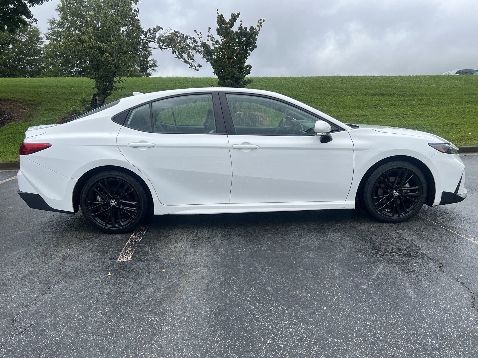 2025 Toyota Camry SE photo 4
