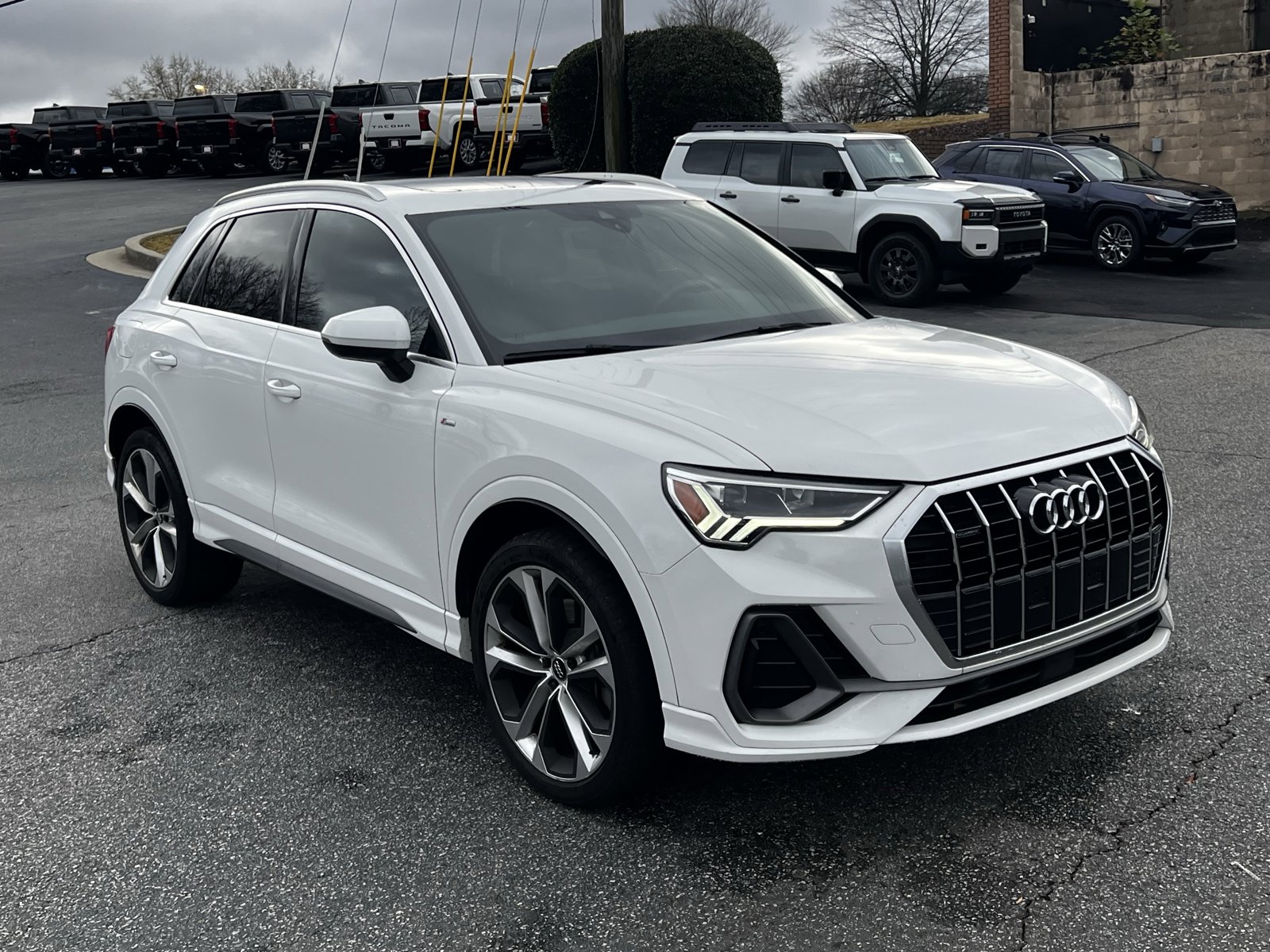 2020 Audi Q3 45 TFSI S line Premium photo 3