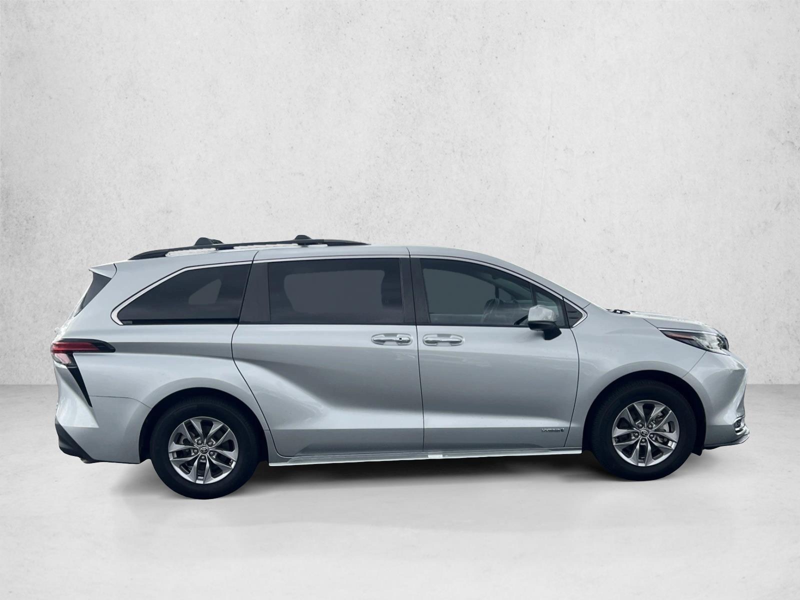 2021 Toyota Sienna XLE photo 4