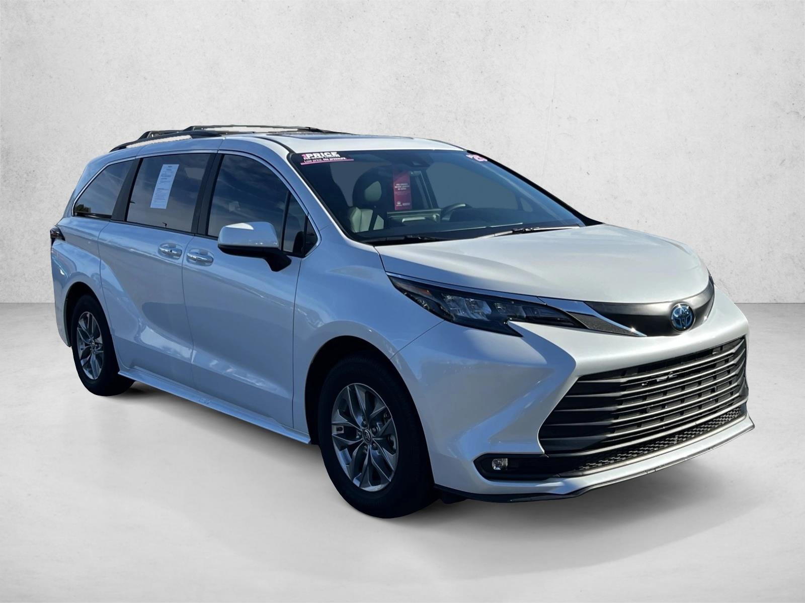 2025 Toyota Sienna XLE photo 3