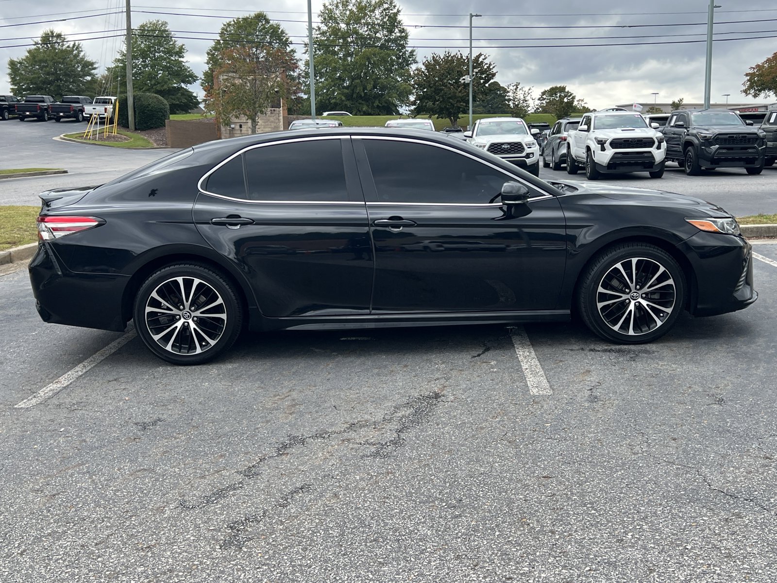 2018 Toyota Camry SE photo 4