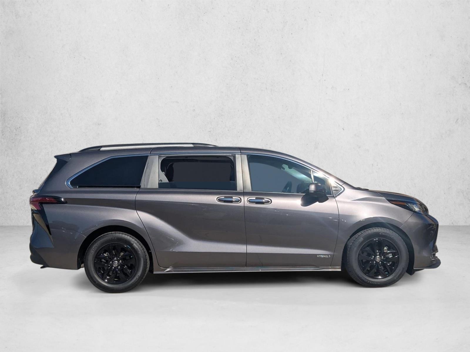 2021 Toyota Sienna XLE photo 4