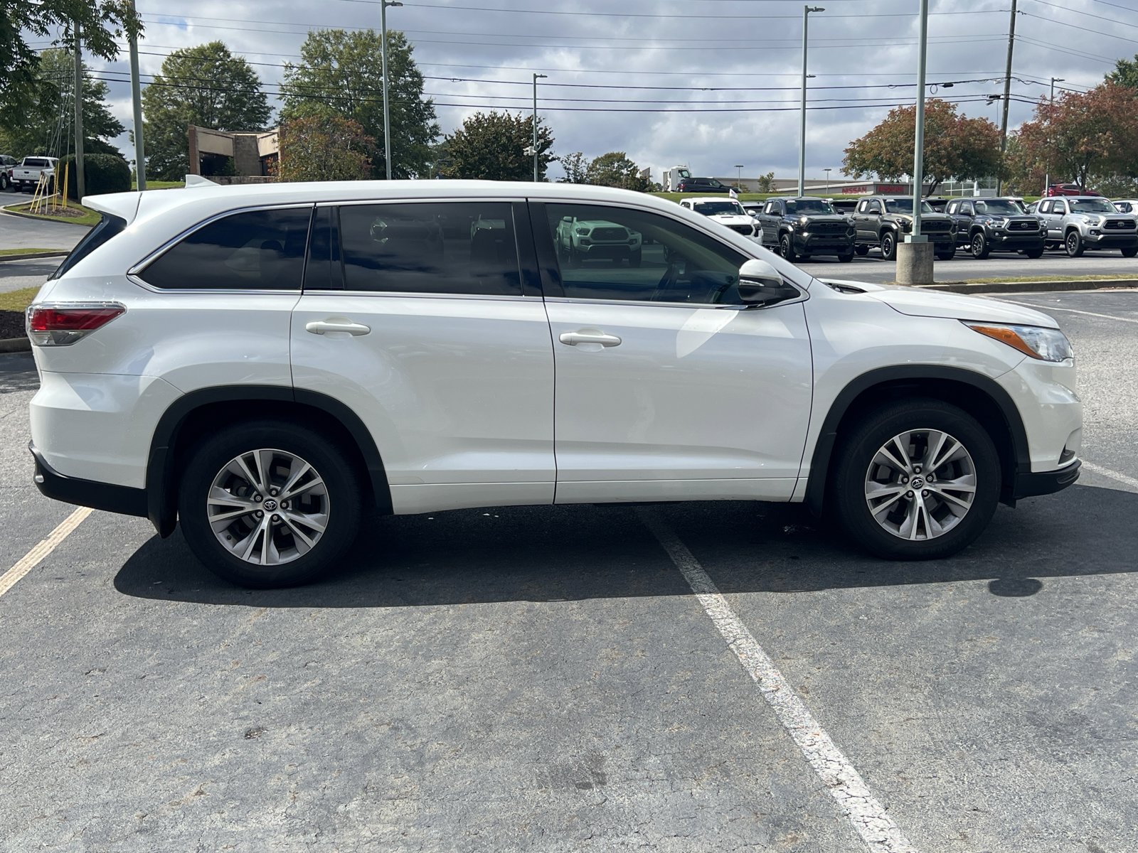 2016 Toyota Highlander LE Plus photo 3