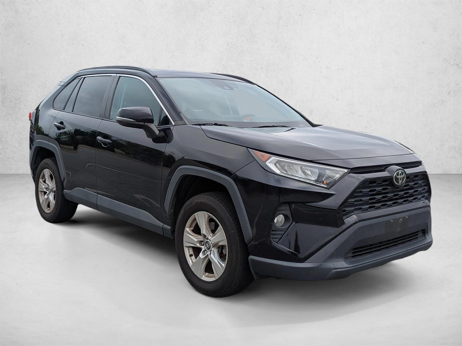 2021 Toyota RAV4 XLE photo 2