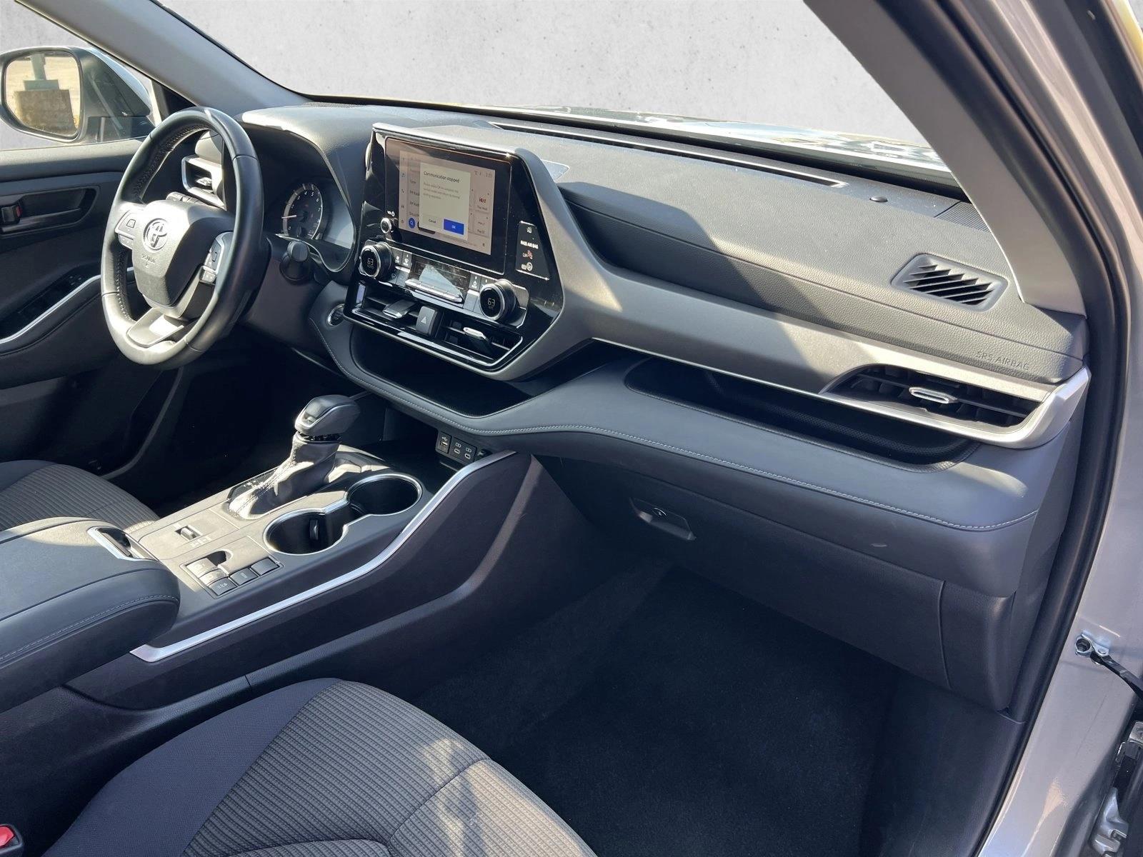2025 Toyota Highlander LE - Photo 23