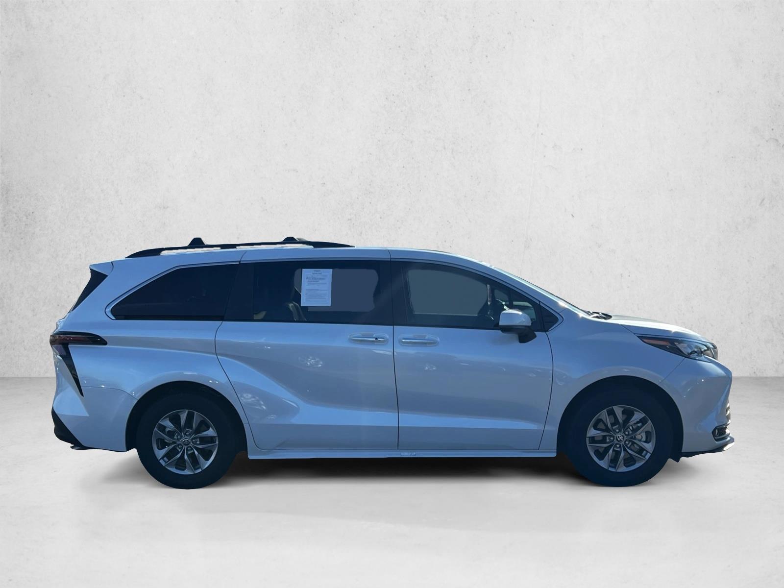 2025 Toyota Sienna XLE photo 4
