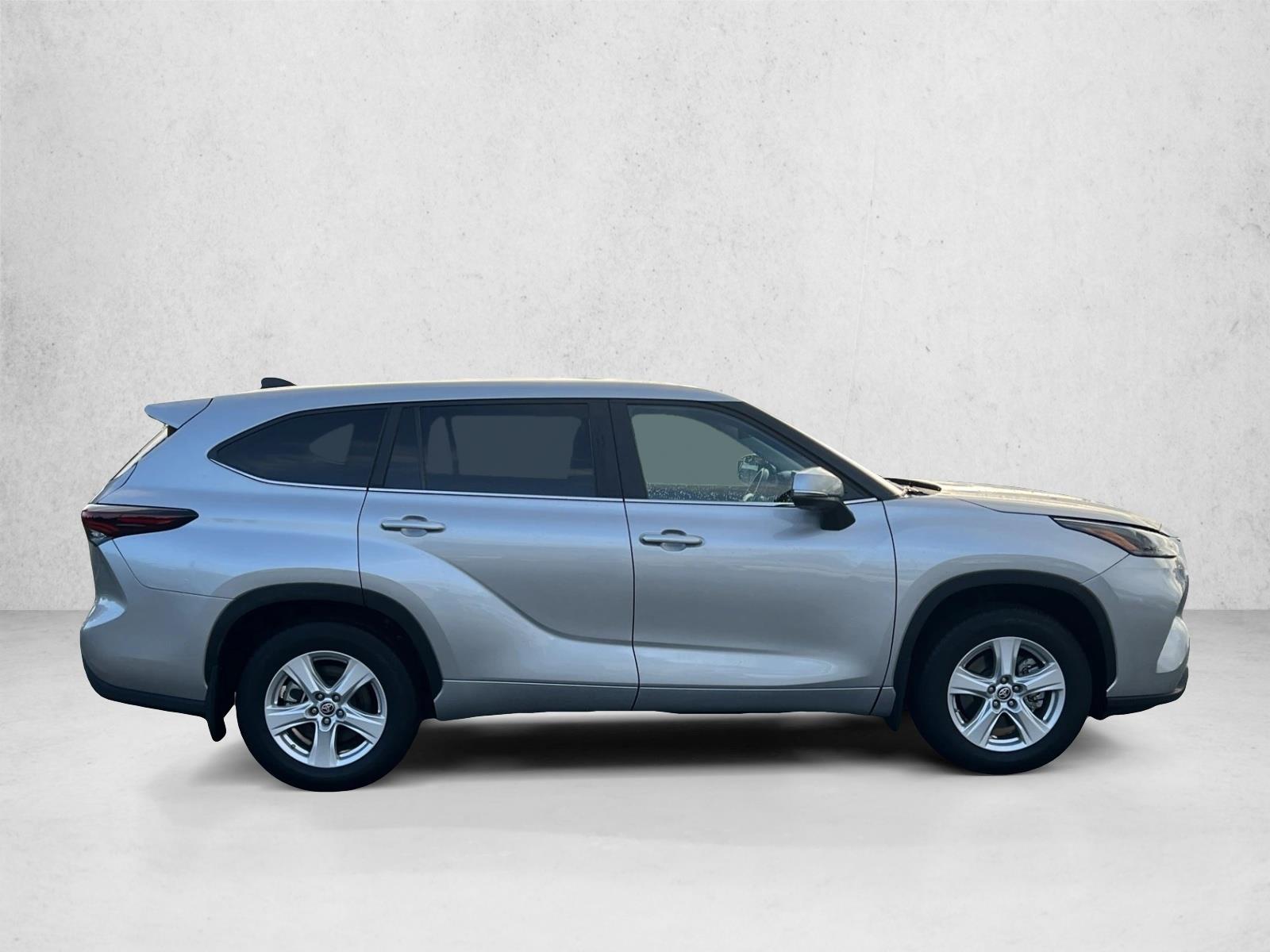 2024 Toyota Highlander LE photo 4