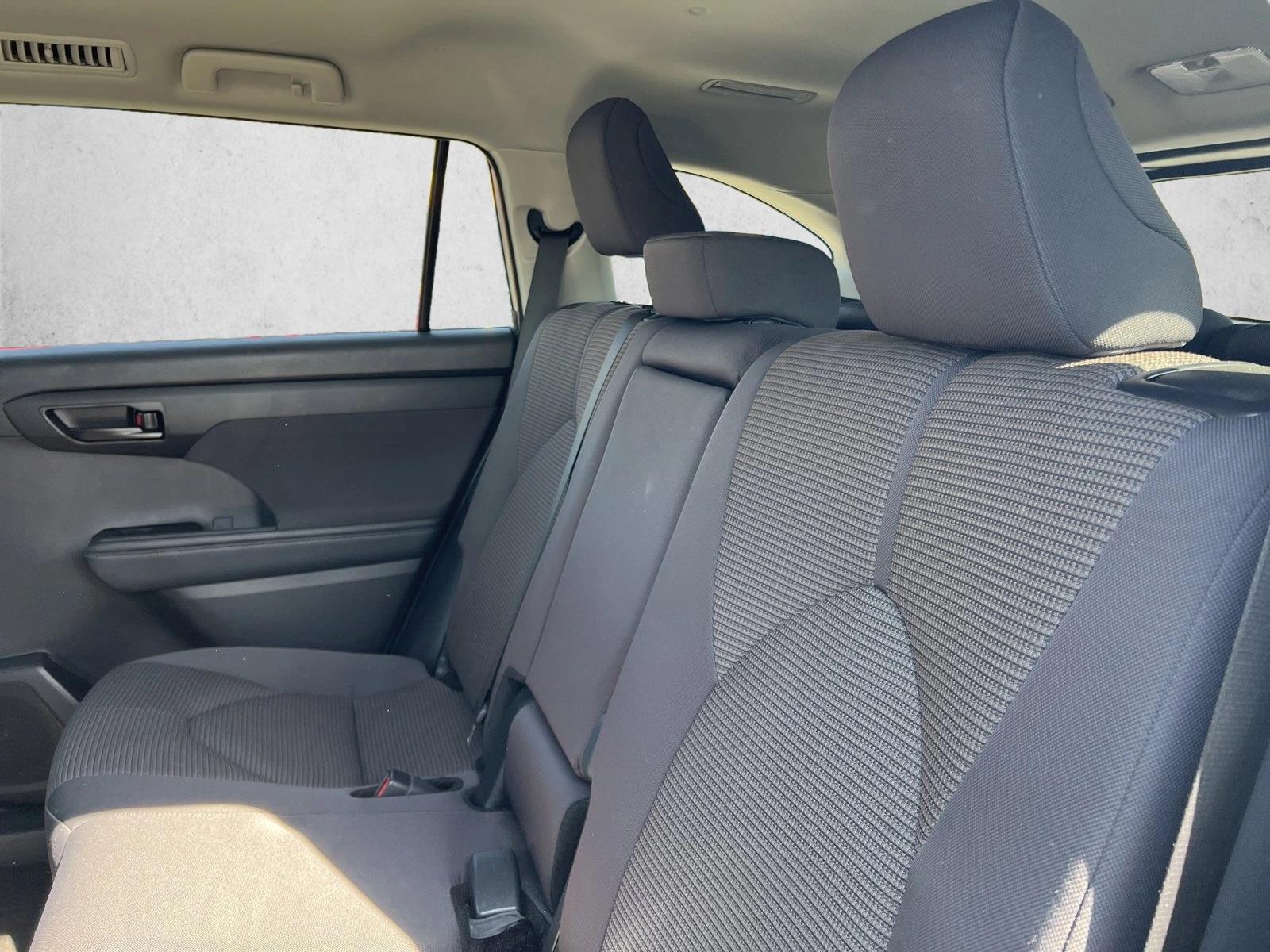 2025 Toyota Highlander LE - Photo 20