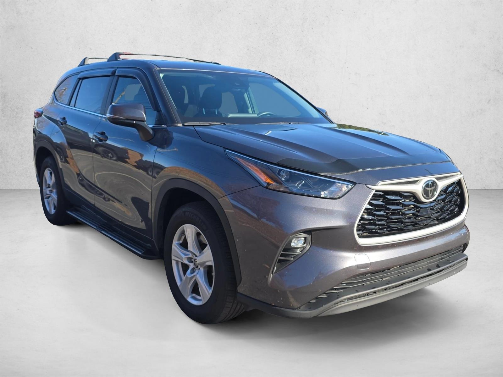 2023 Toyota Highlander LE photo 3
