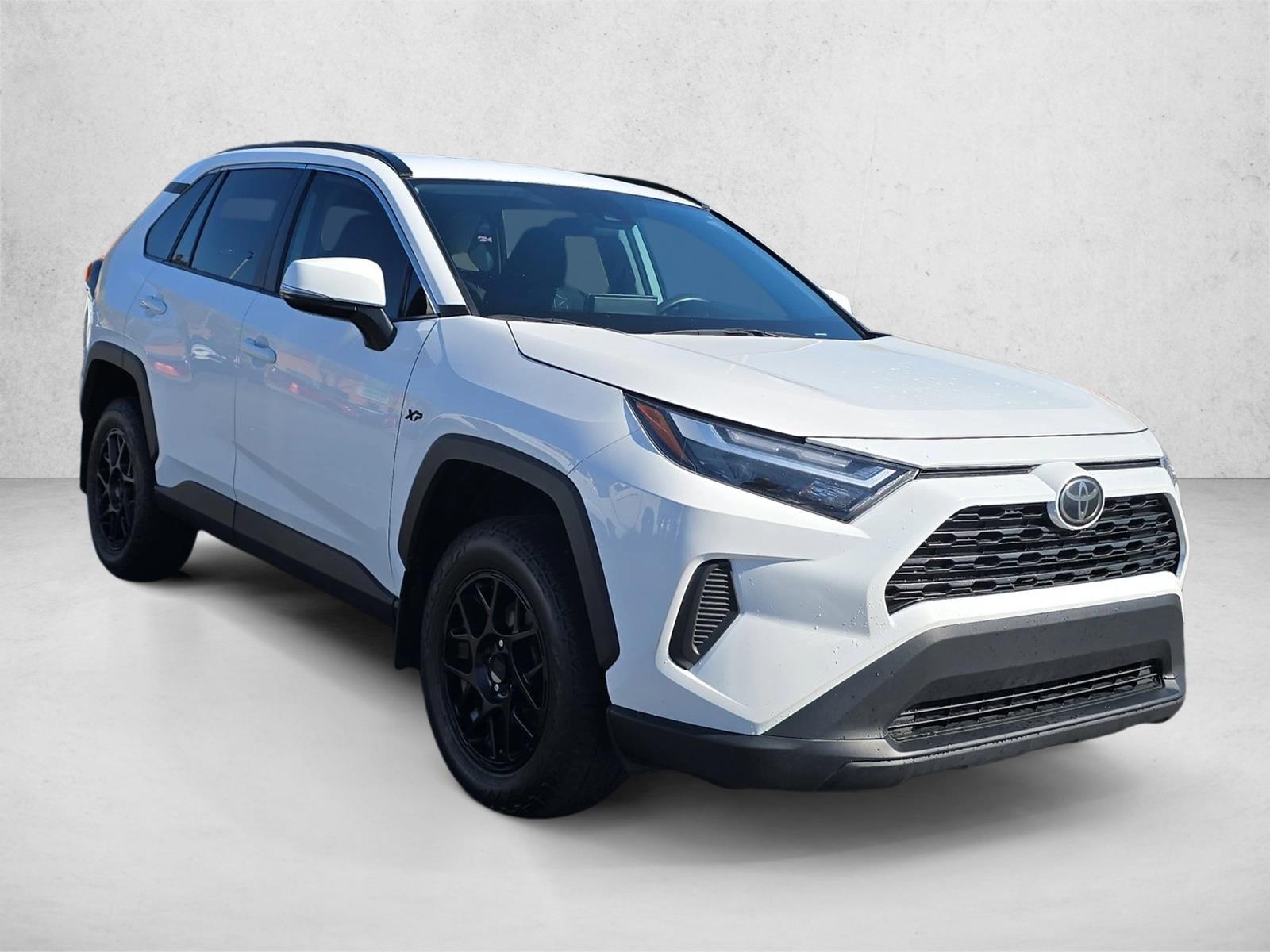 2024 Toyota RAV4 XLE photo 3