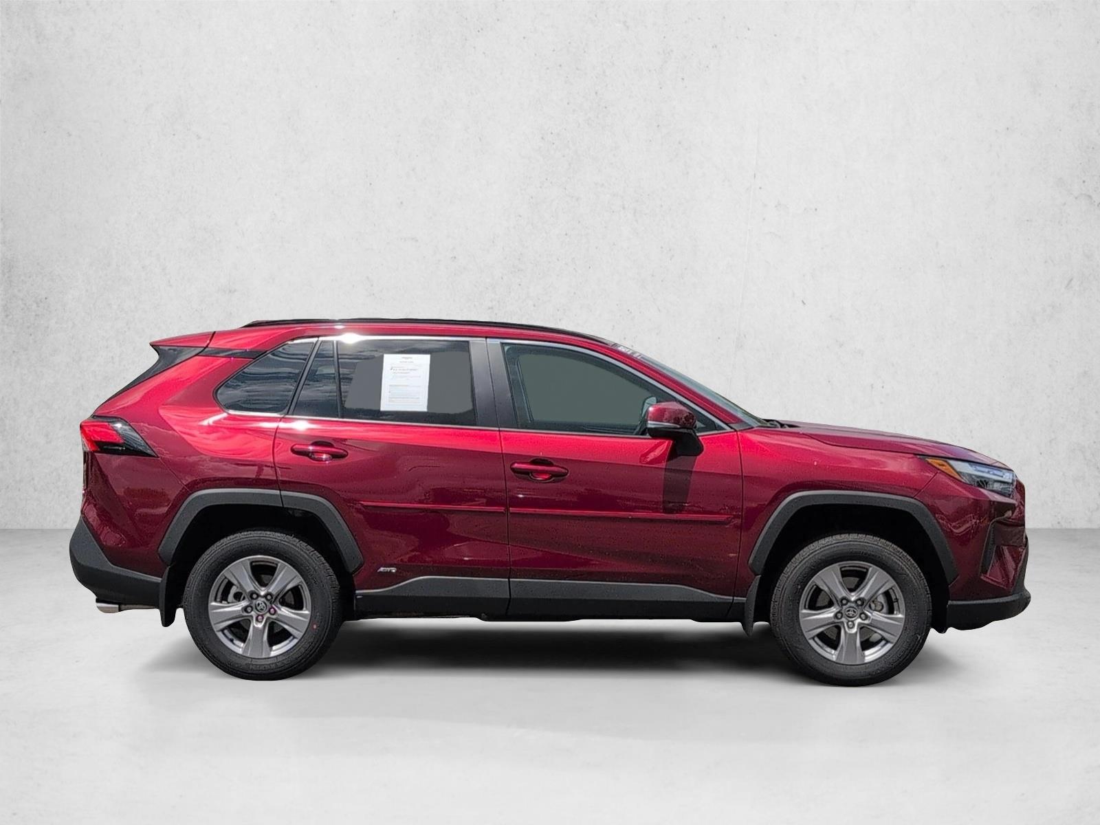 2024 Toyota RAV4 Hybrid XLE photo 4