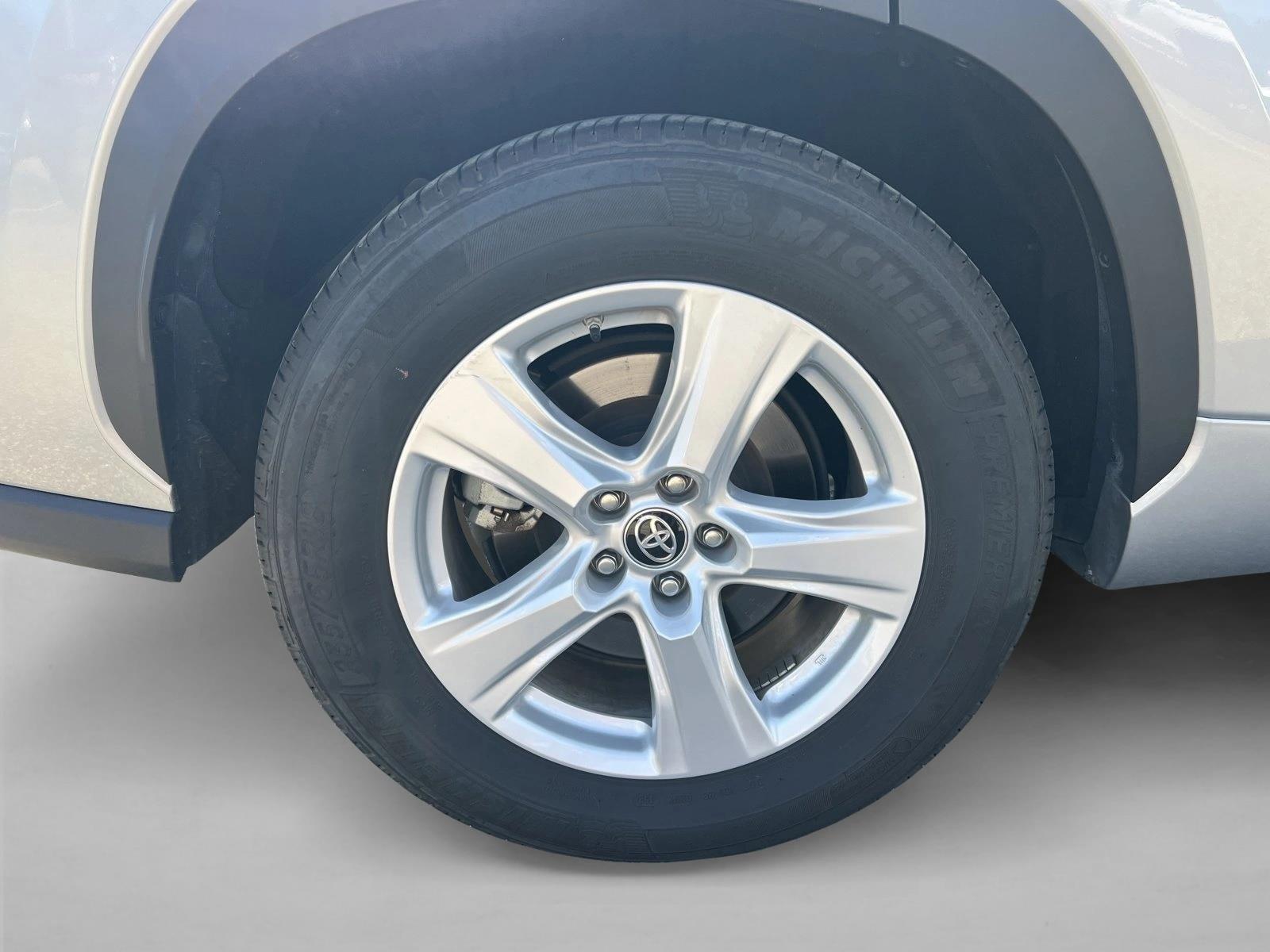 2025 Toyota Highlander LE - Photo 26