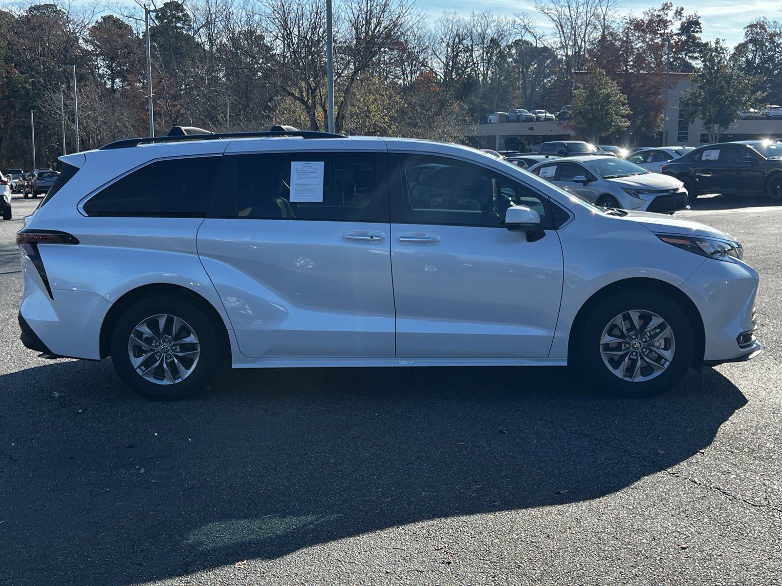 2025 Toyota Sienna XLE photo 4