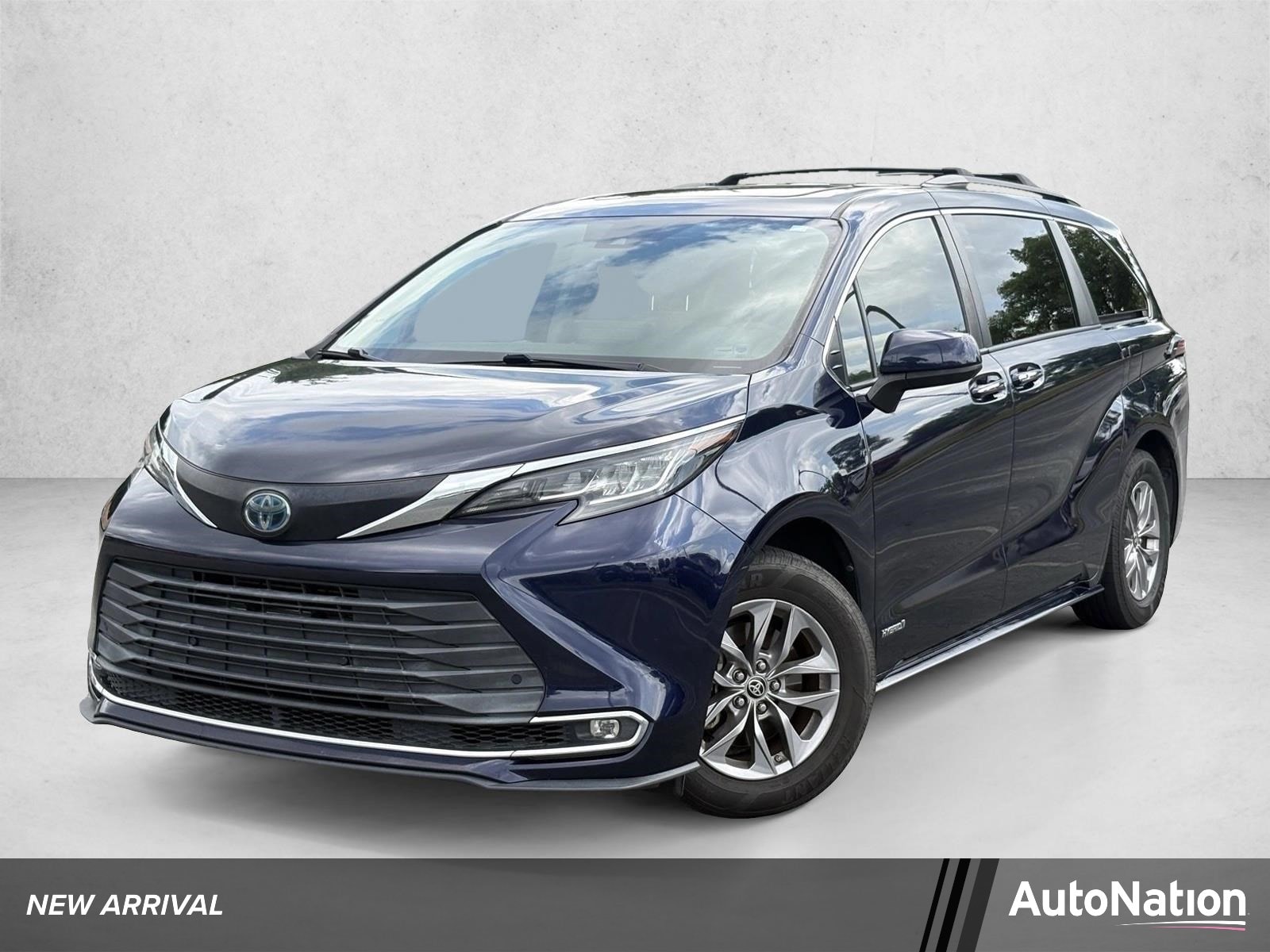 2021 Toyota Sienna XLE 8-Passenger Hybrid FWD's photo