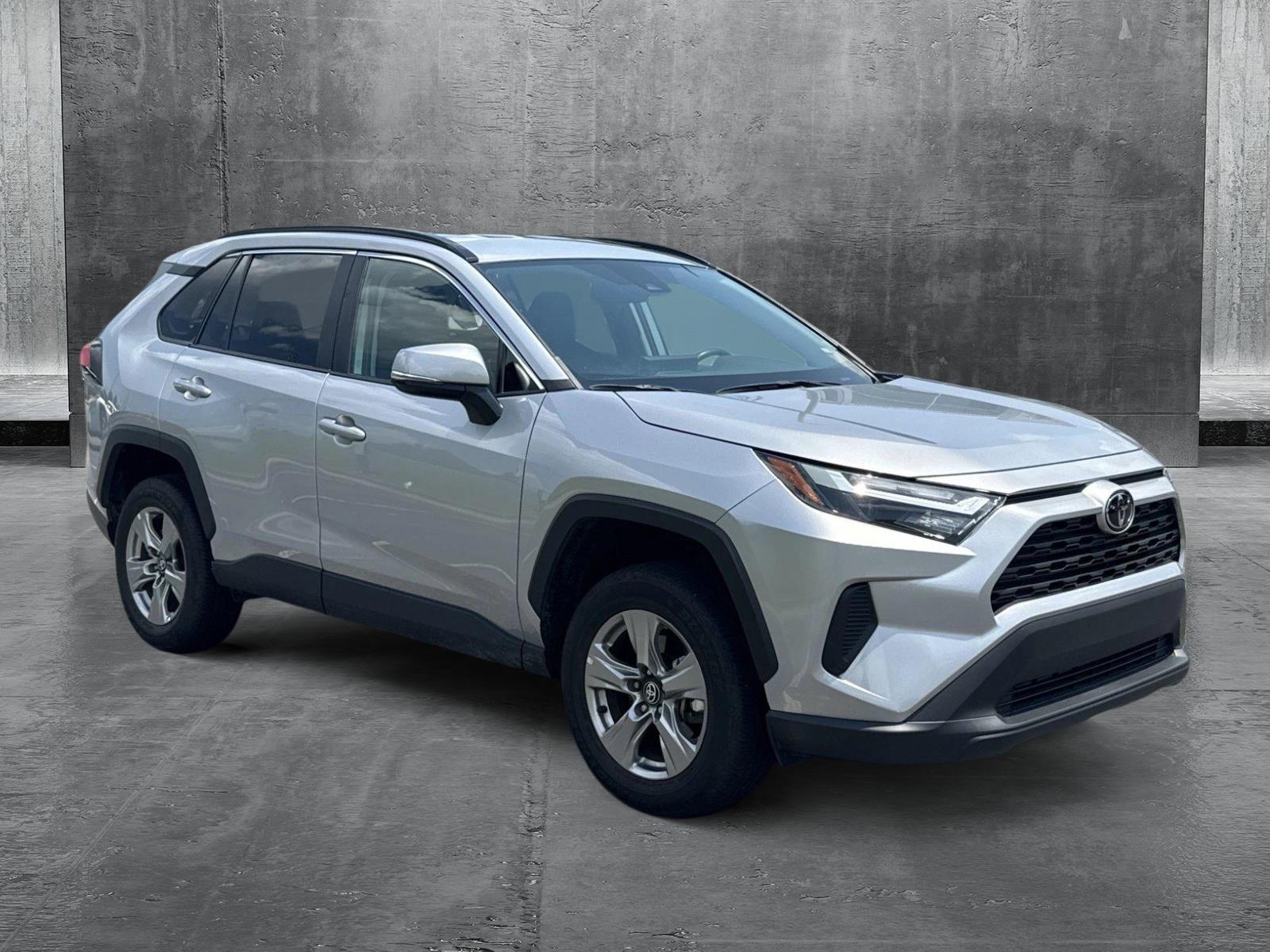 2024 Toyota RAV4 XLE photo 3