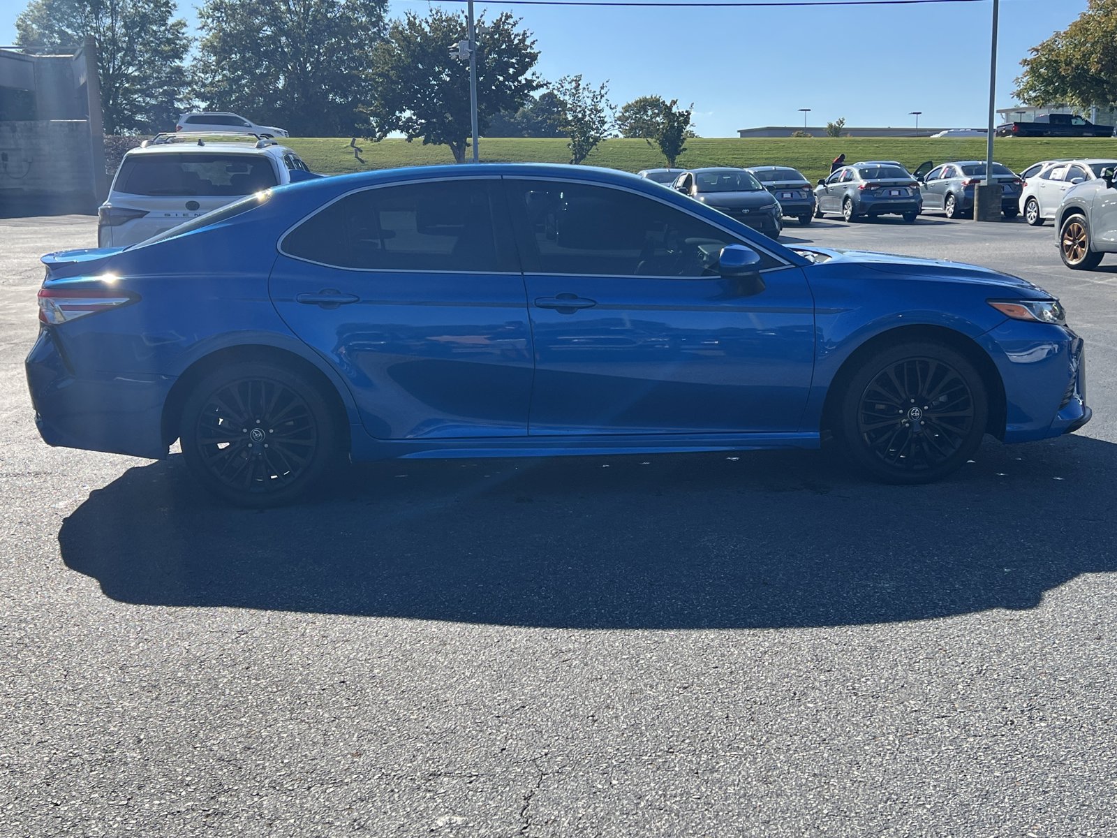 2020 Toyota Camry SE photo 4