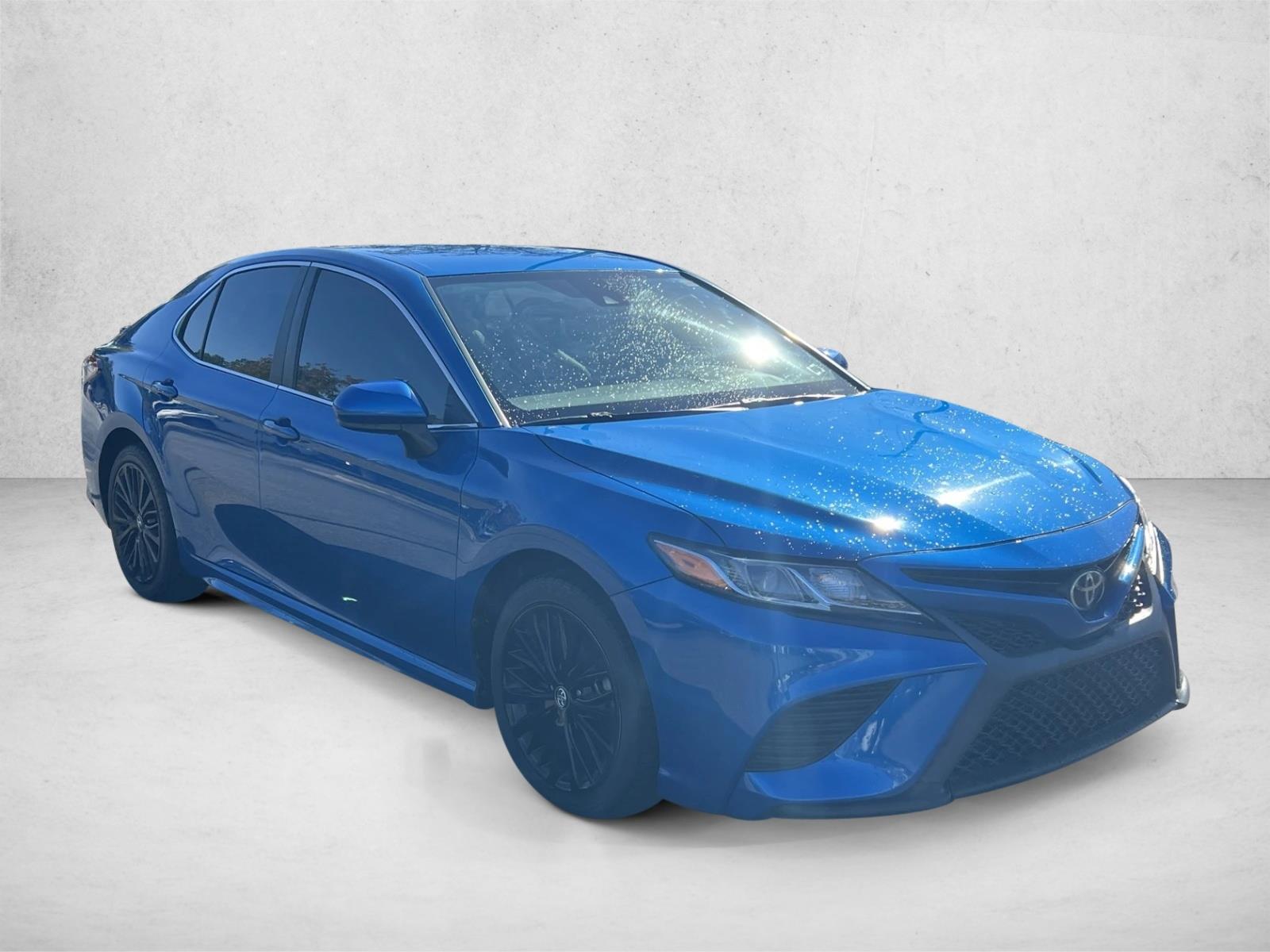 2020 Toyota Camry SE photo 3