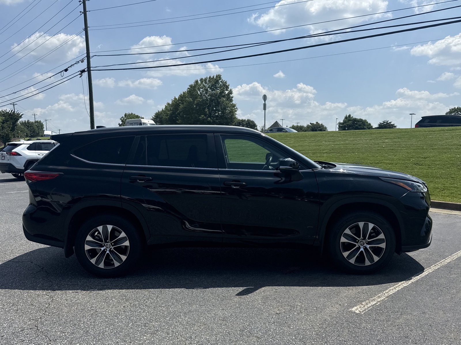 2023 Toyota Highlander XLE photo 2