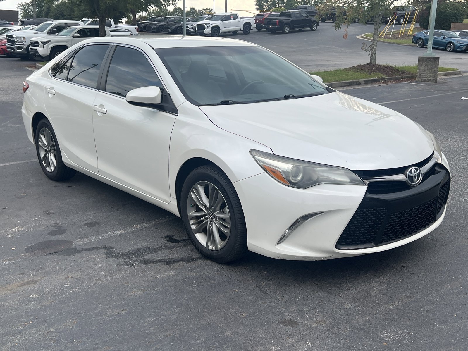2016 Toyota Camry SE photo 3