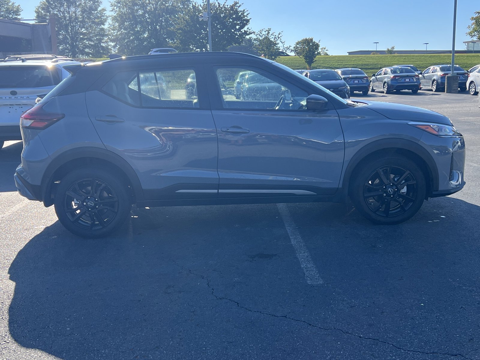 2024 Nissan Kicks SR photo 2