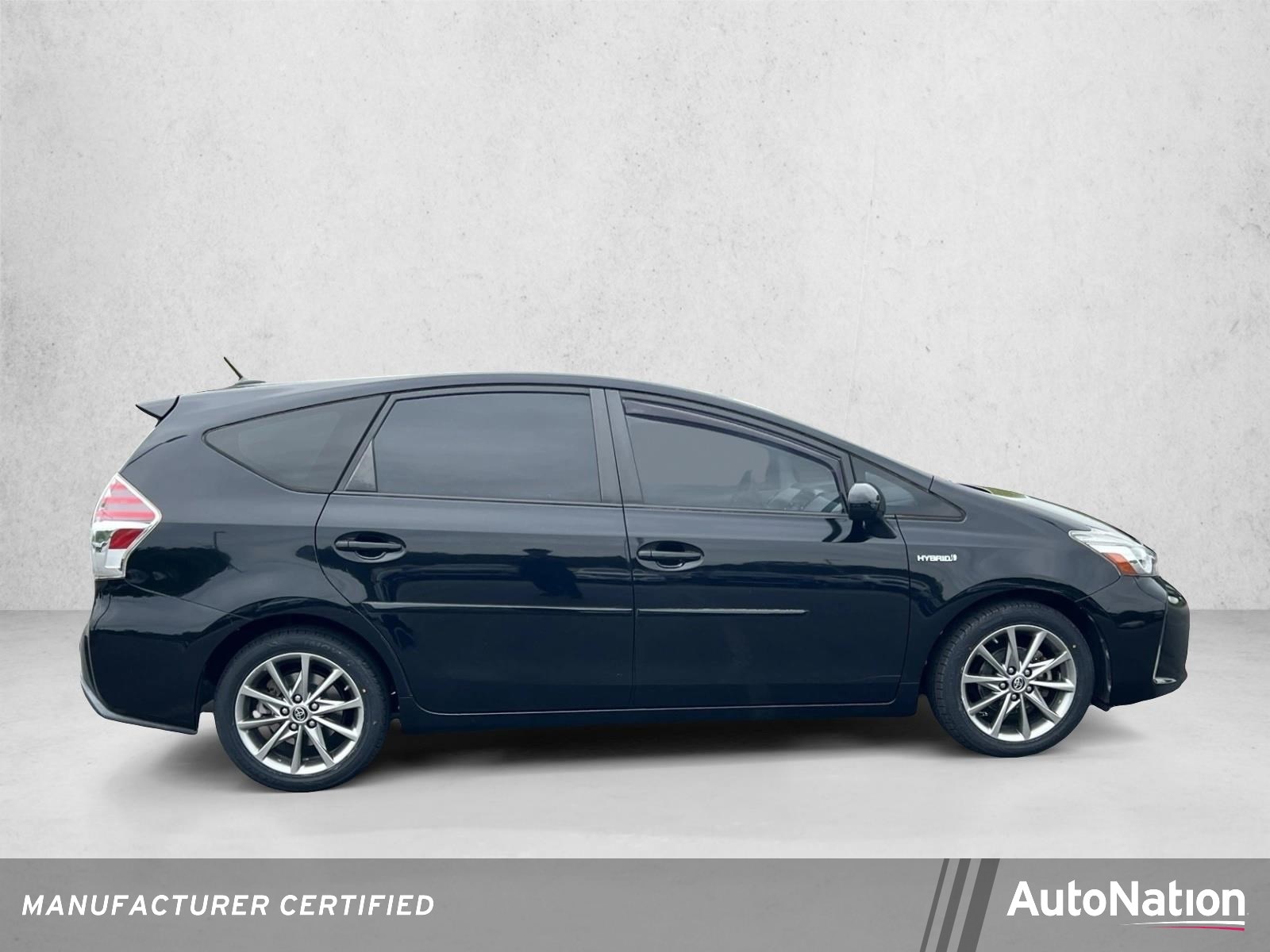 2017 Toyota Prius v Five's photo