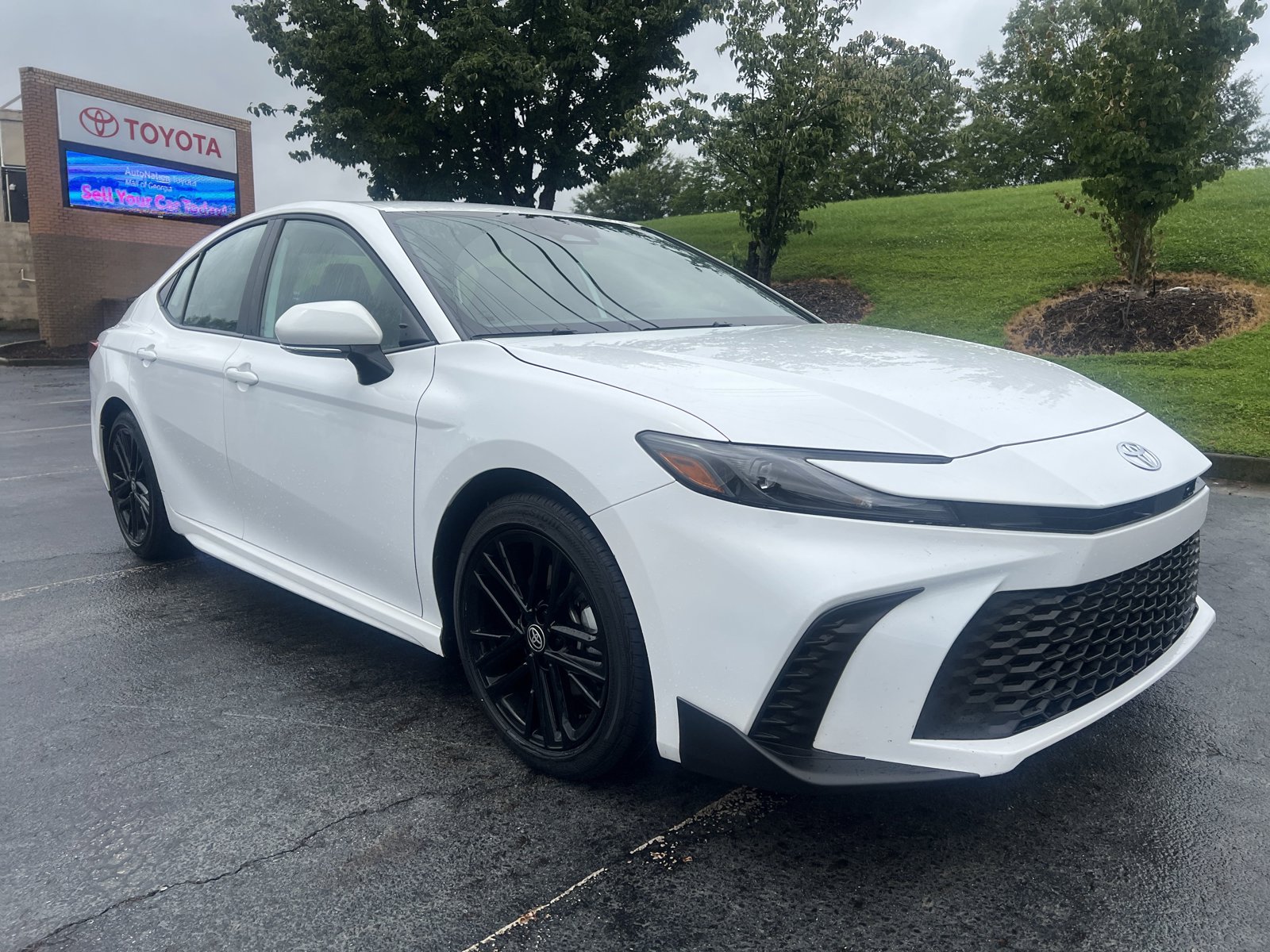 2025 Toyota Camry SE photo 3
