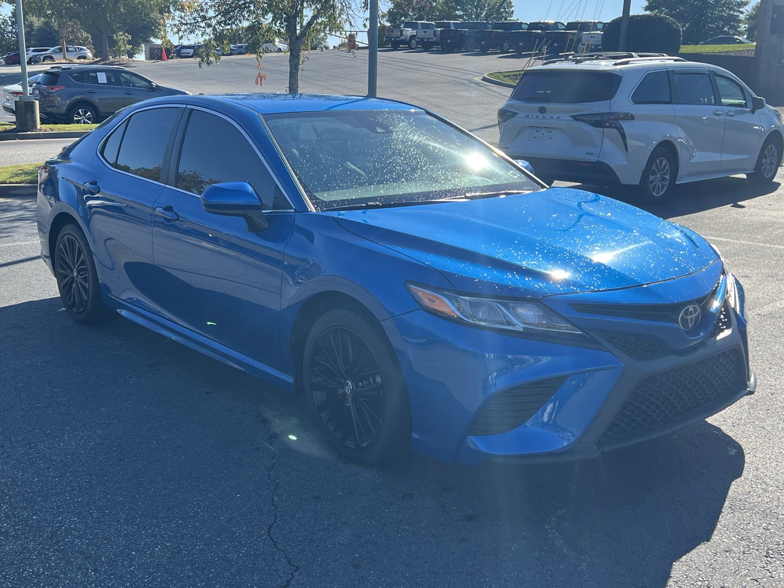 2020 Toyota Camry SE photo 3