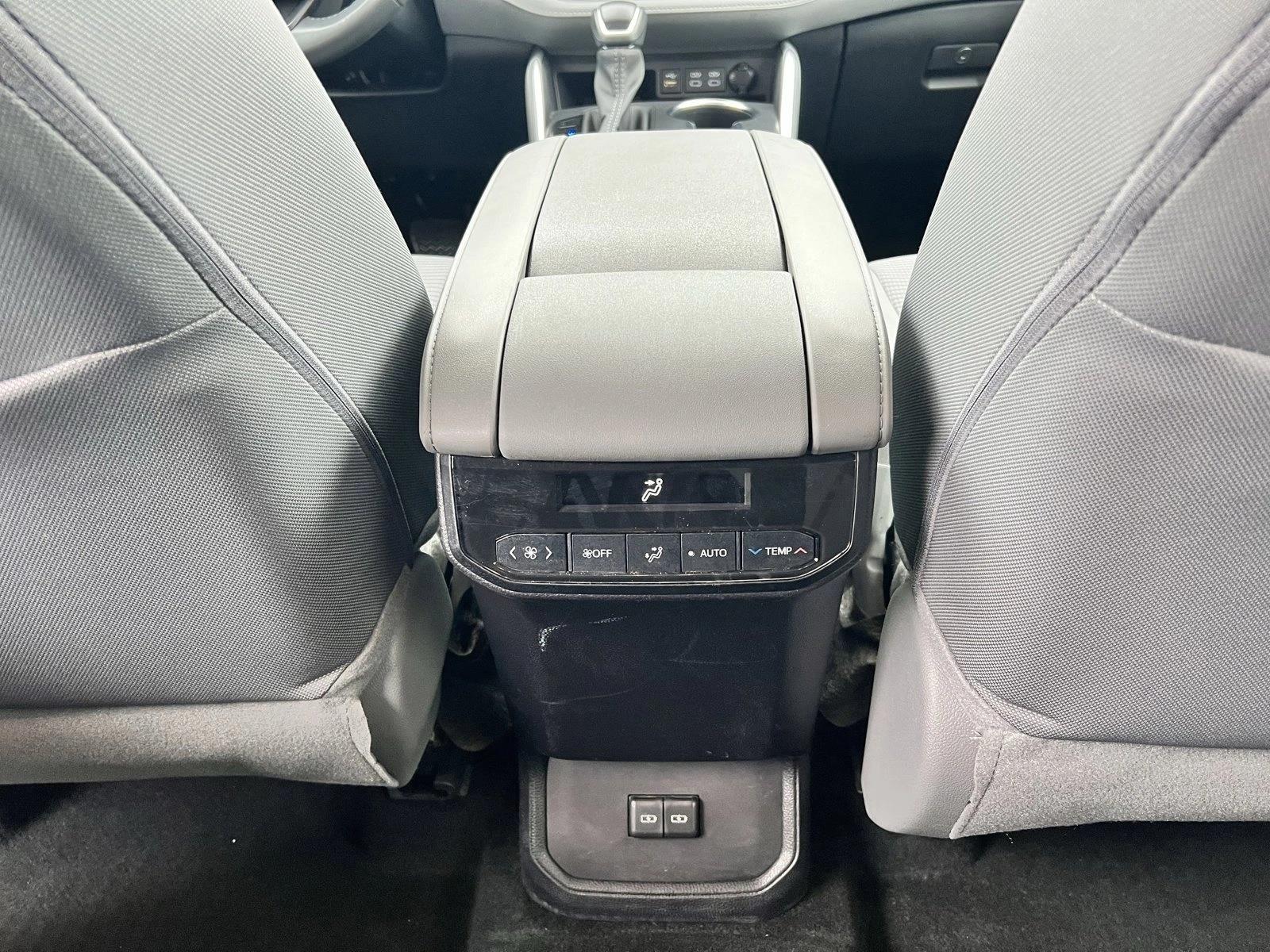 2024 Toyota Highlander LE - Photo 18