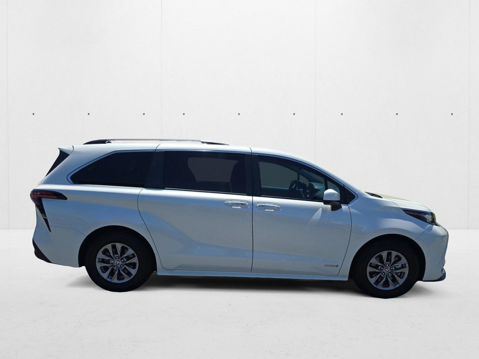 2021 Toyota Sienna XLE photo 4