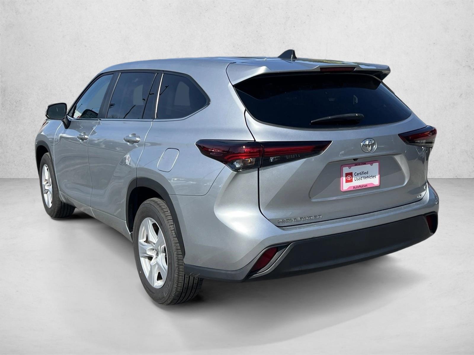 2025 Toyota Highlander LE - Photo 7