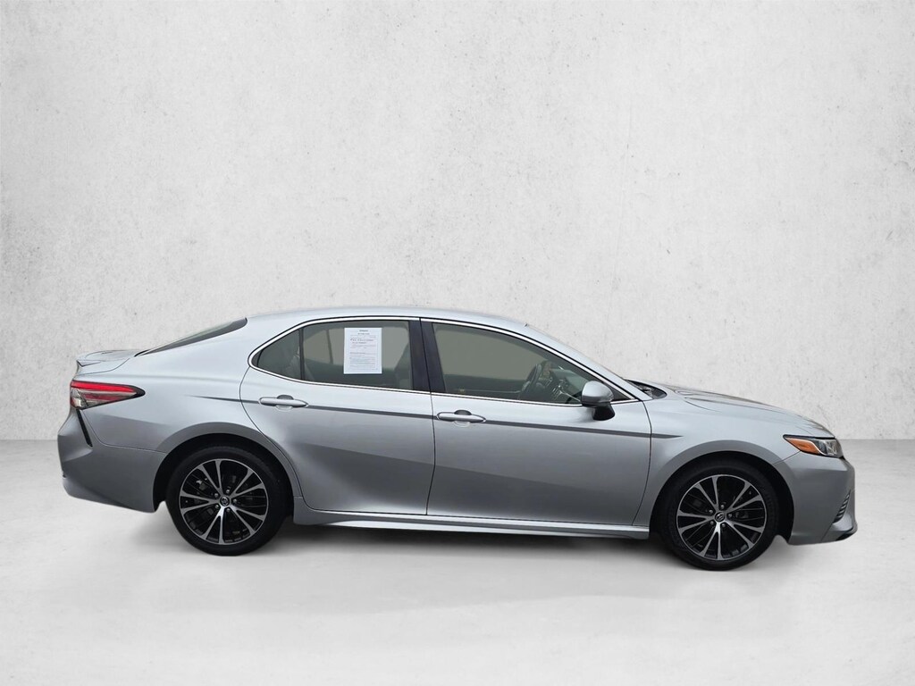 Used 2018 Toyota Camry SE Sedan