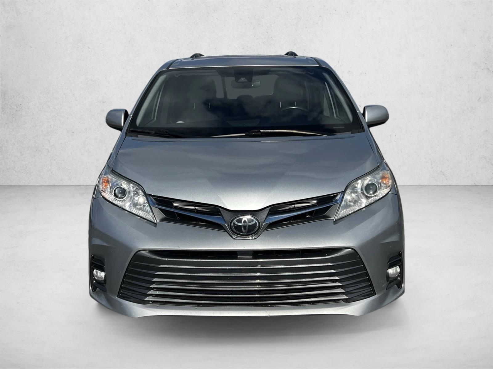 2019 Toyota Sienna XLE photo 2