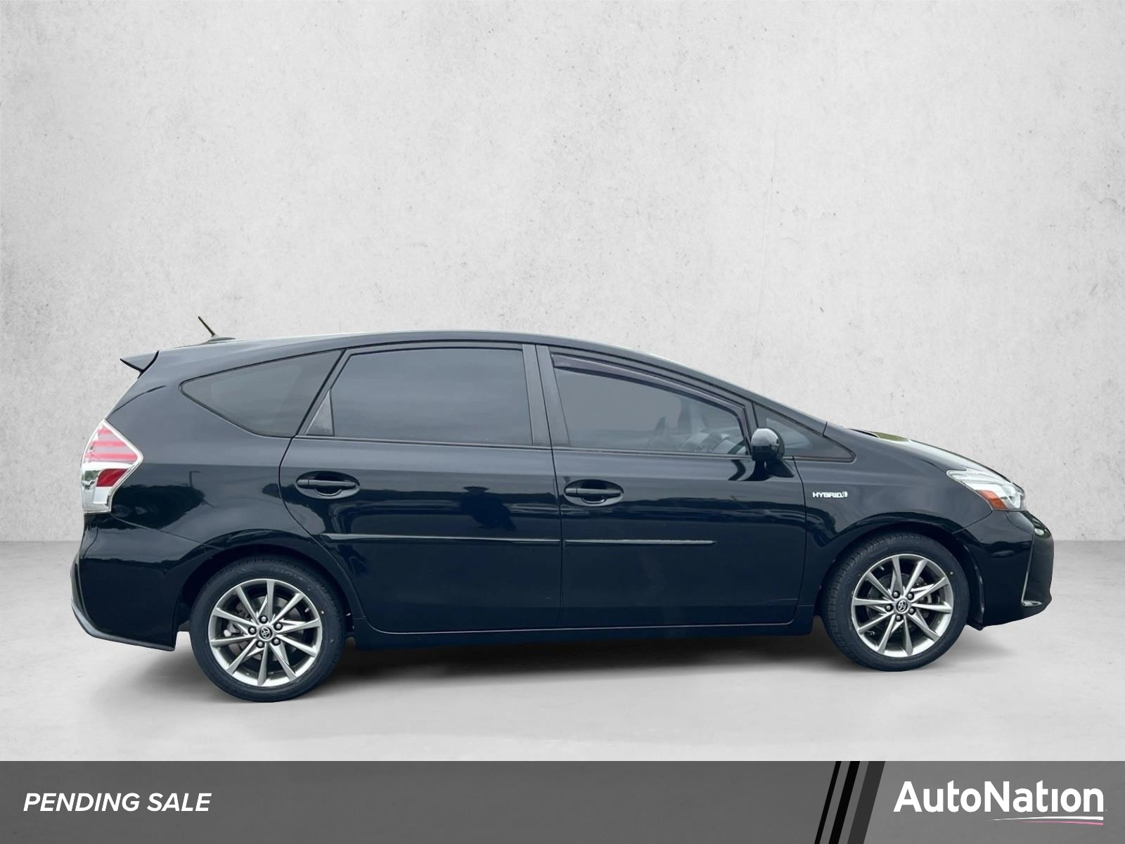 2017 Toyota Prius v Five's photo