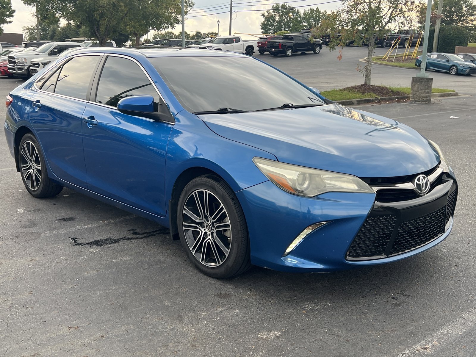 2016 Toyota Camry SE photo 3
